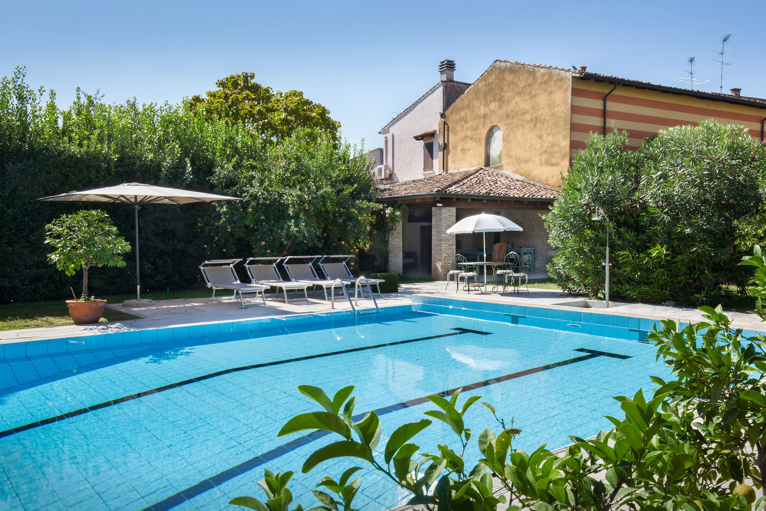 Villa Levante Belvedere Volta Mantovana: Luxury 6-Bedroom Villa with Air Conditioning and Pool, Mantua