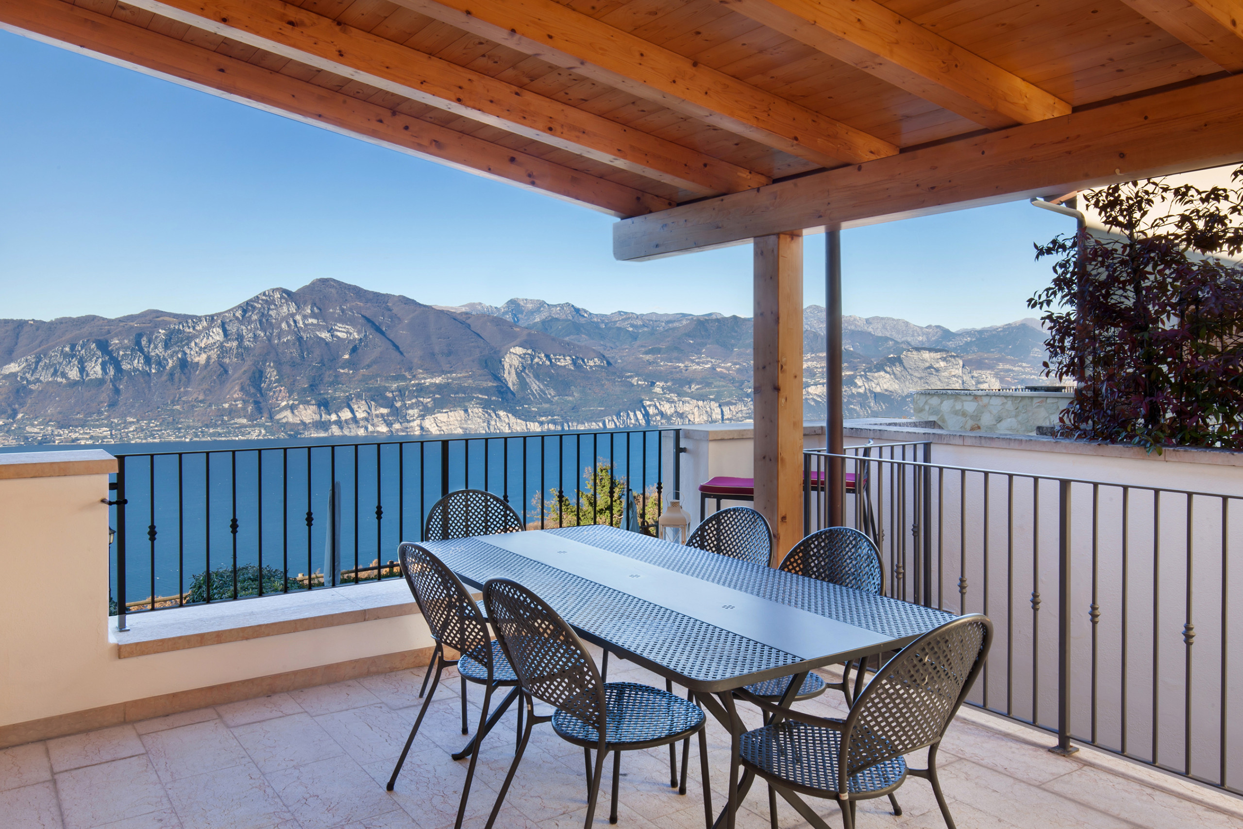 Villa Levante Castagnè Verona: Luxury 2-Bedroom Apartment with Pool and Lake Views, Verona