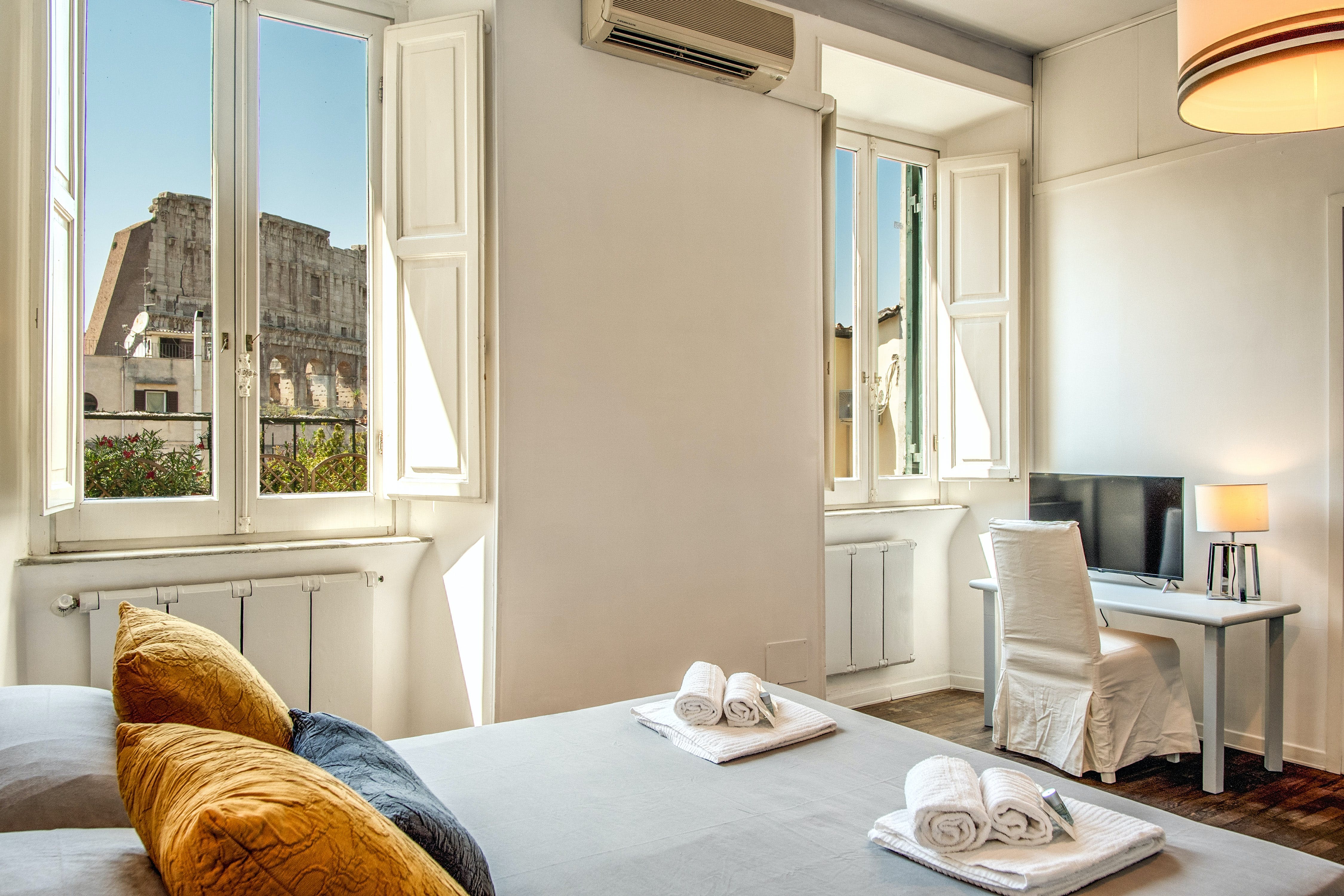 Villa Levante Celeste Celio Roma: Luxury 1-Bedroom Apartment with Spa and Air-Con near Colosseum, Rome