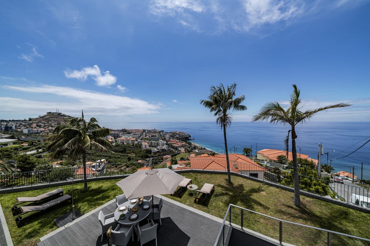 Villa Levante Estreito Câmara: Luxury 3-Bedroom Apartment with Sea View and Spa, Câmara de Lobos