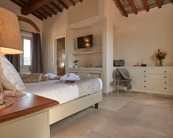 Villa Levante Lamole Firenze: Luxury 2-Bedroom Apartment with Air-Con and Private Parking, Florence Accademia