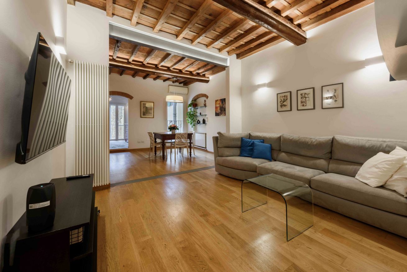 Villa Levante Loggia Santa Maria: Charming 3-Bedroom Apartment with Private Parking in Santa Maria Novella, Florence