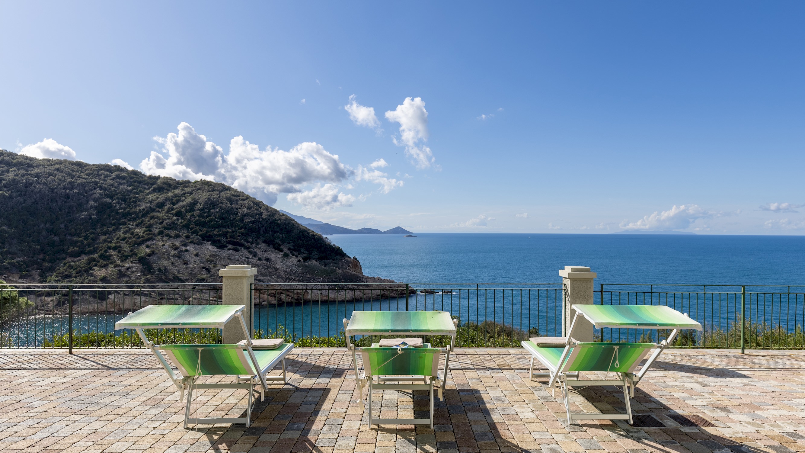 Villa Levante Nisporto Livorno: Luxury 4-Bedroom Villa with Hot Tub and Sea Views, Livorno