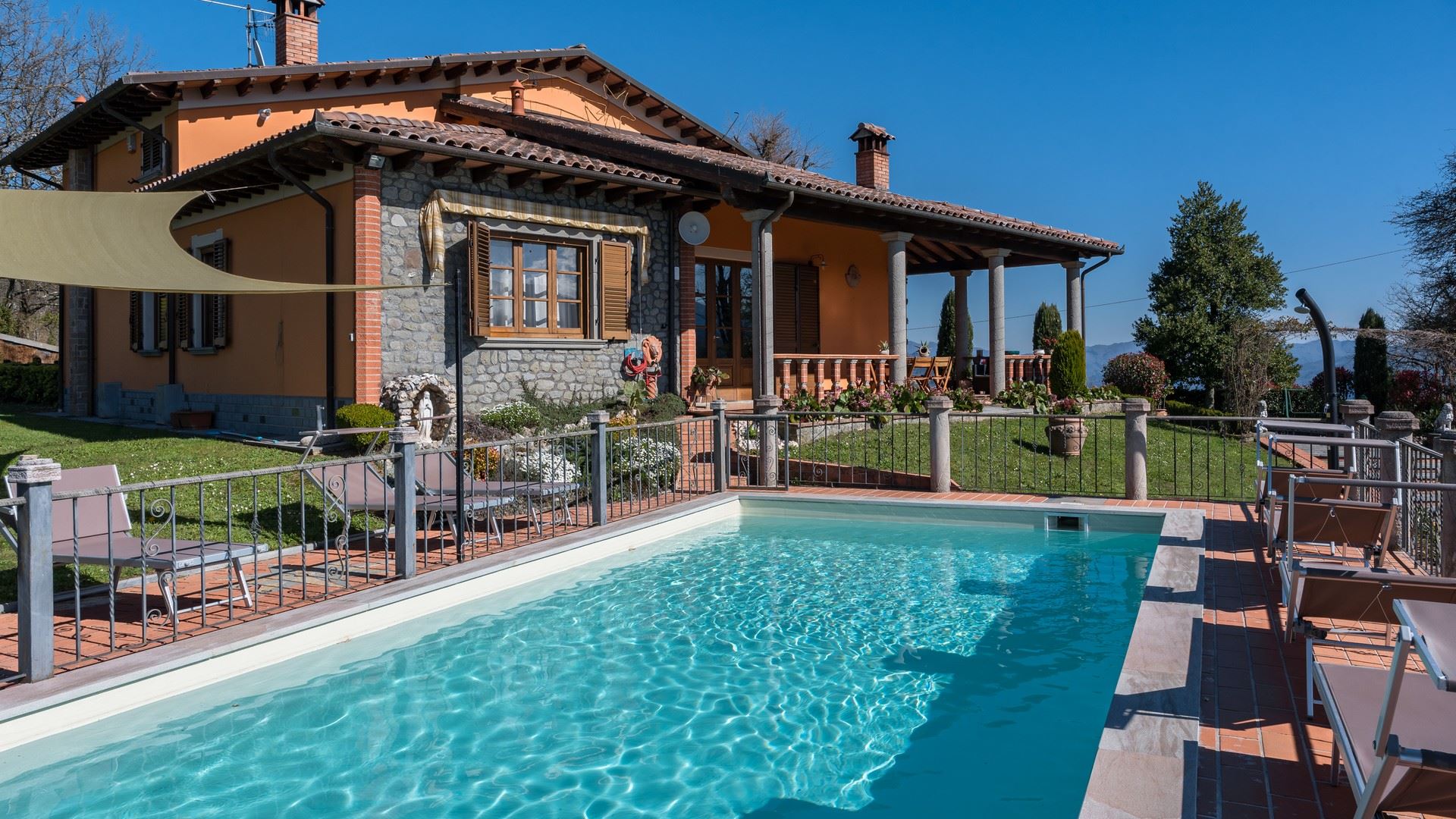 Villa Levante Poggio Castelnuovo: Luxury 4-Bedroom Villa with Private Pool in Tuscany near Castelnuovo Garfagnana