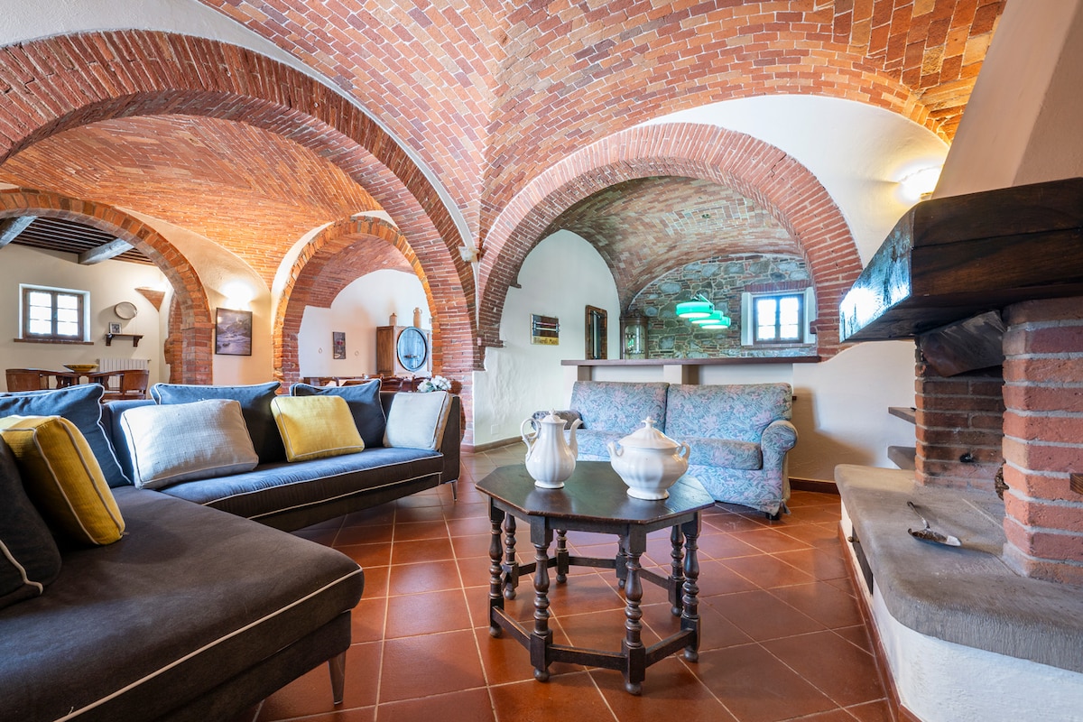 Villa Levante Poggio Lucignano: Luxury 8-Bedroom Villa with Hot Tub and Private Parking, Tuscany
