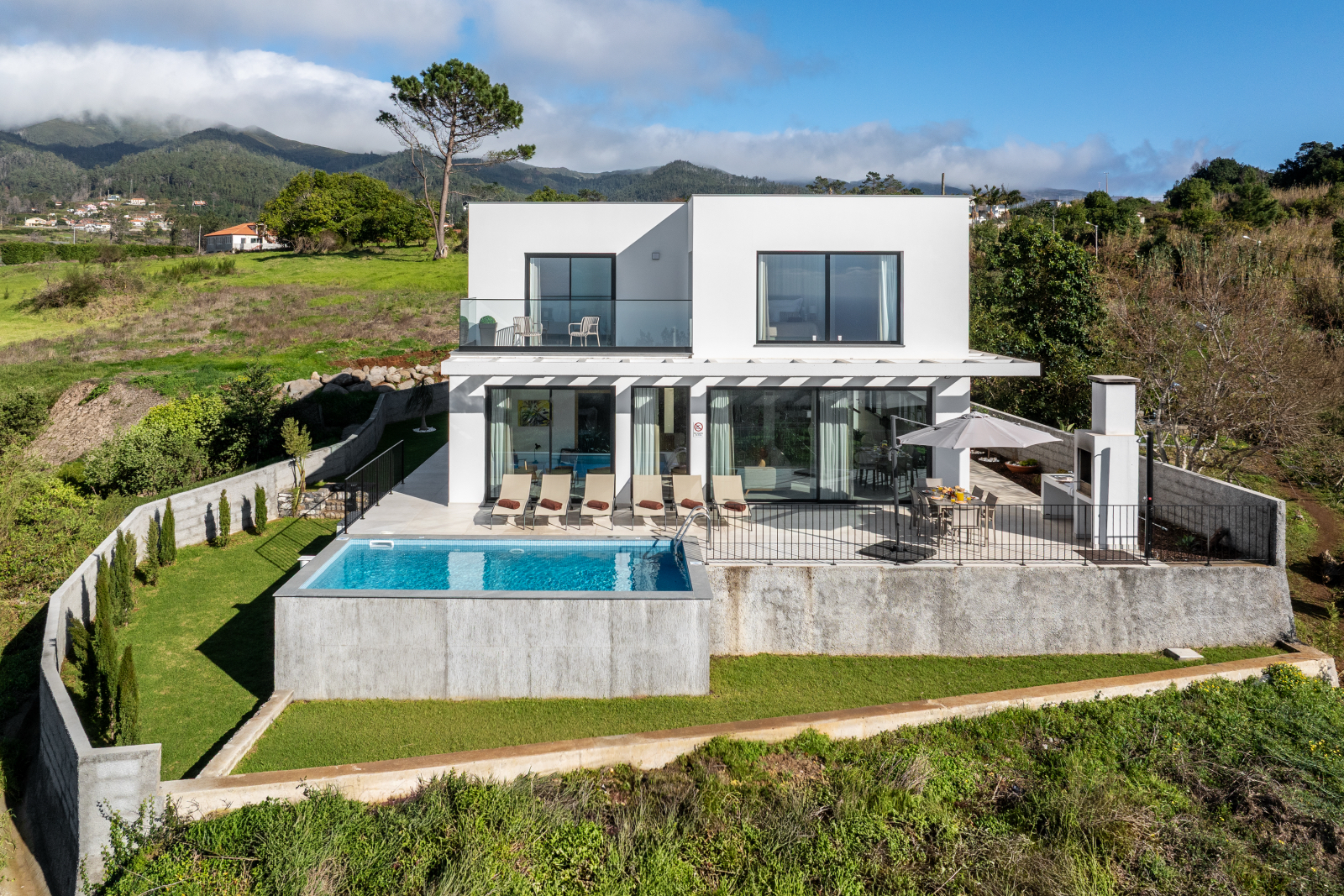 Villa Levante Prazeres Madeira: Luxury 3-Bedroom Villa with Infinity Pool and Sea Views, Madeira