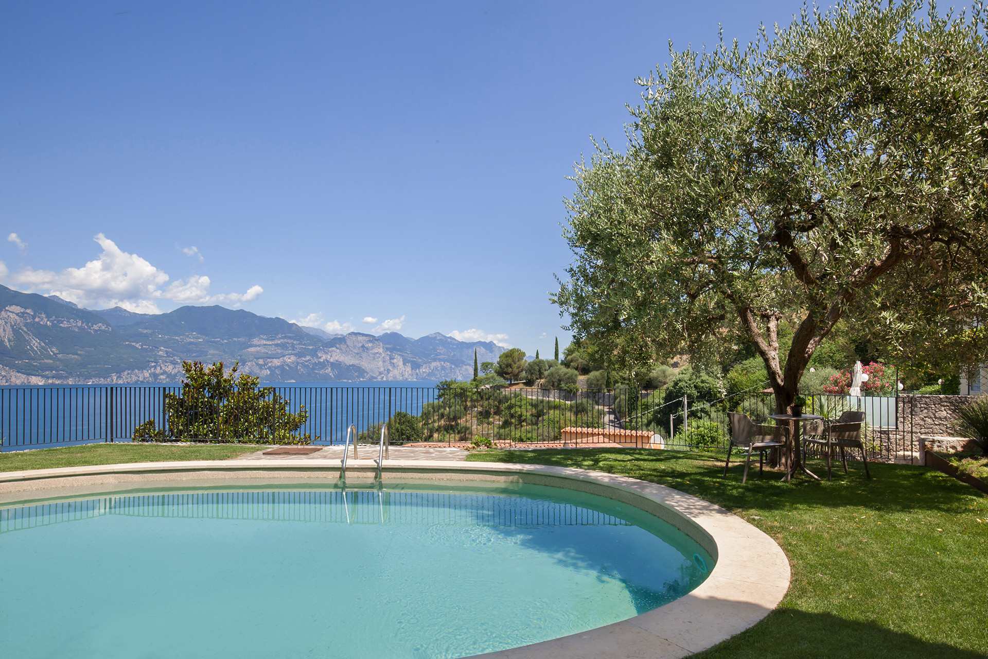 Villa Levante Rocca San Pietro Verona: Luxury 4-Bedroom Villa with Private Pool and Lake Views, Verona
