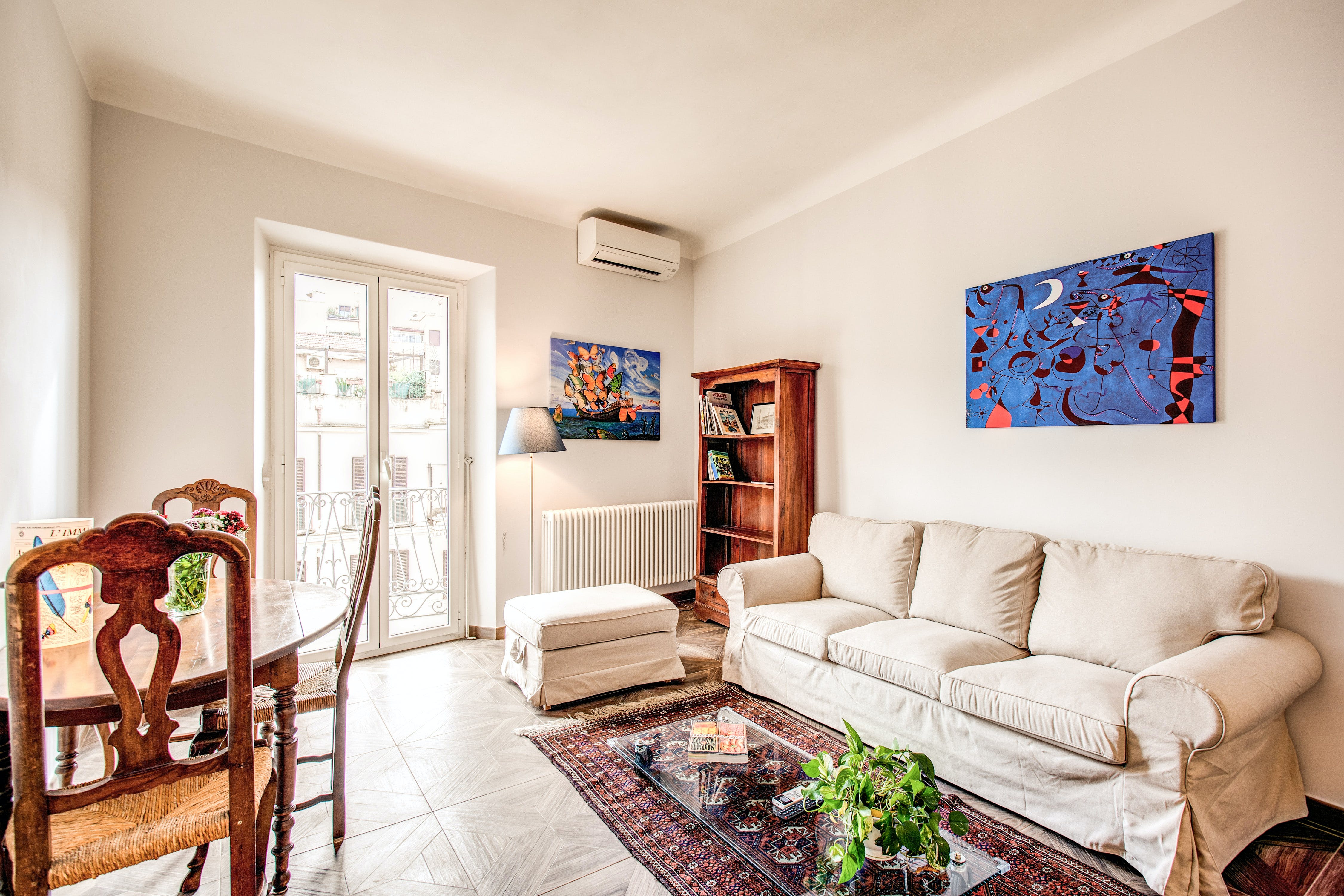 Villa Levante Viminale Roma: Stylish 2-Bedroom Townhouse Rental with Terrace and Air-Con, Monti Rome