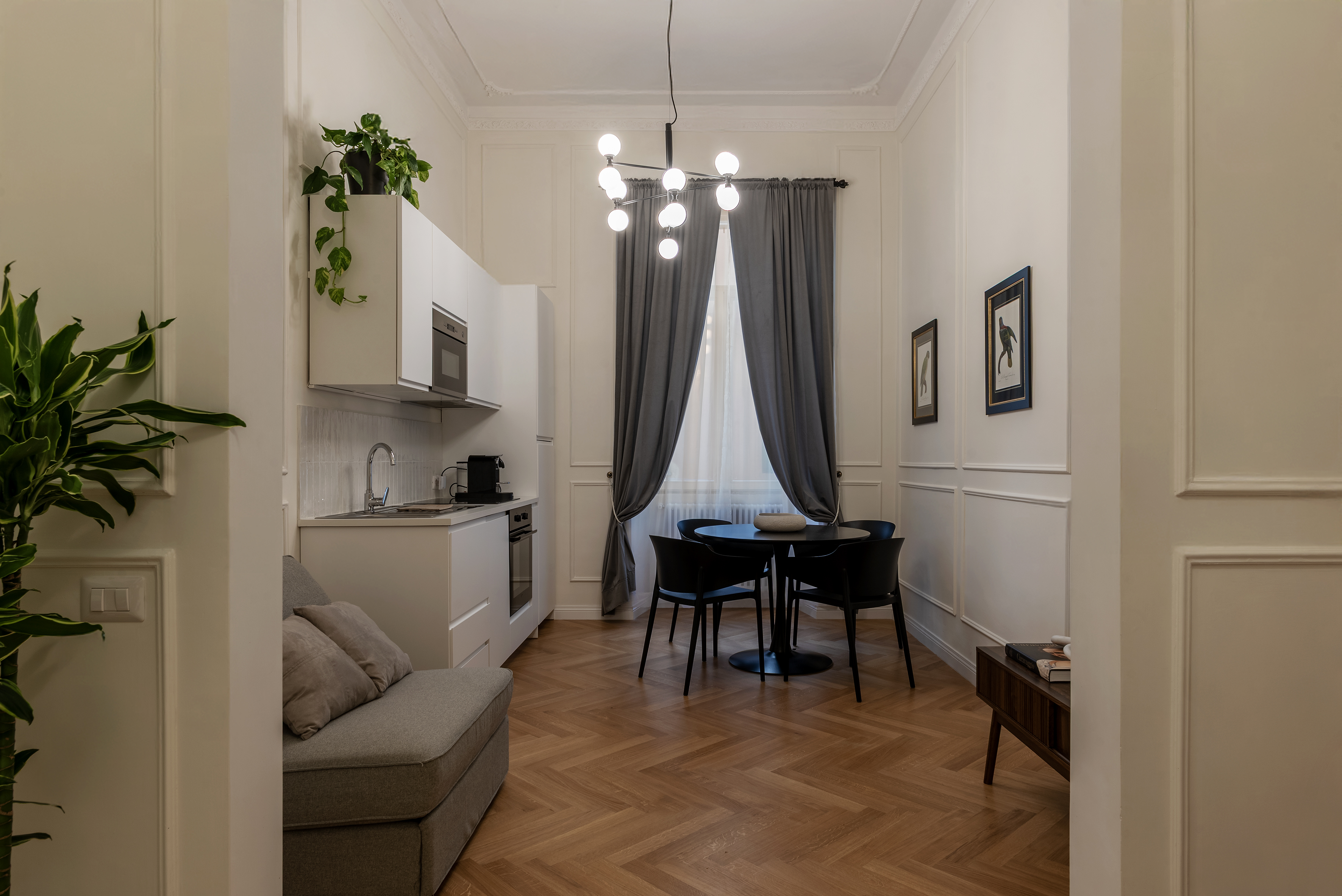 Villa Levante Viminale Termini: Charming 2-Bedroom Apartment with Private Balcony and Roof Terrace, Termini Rome