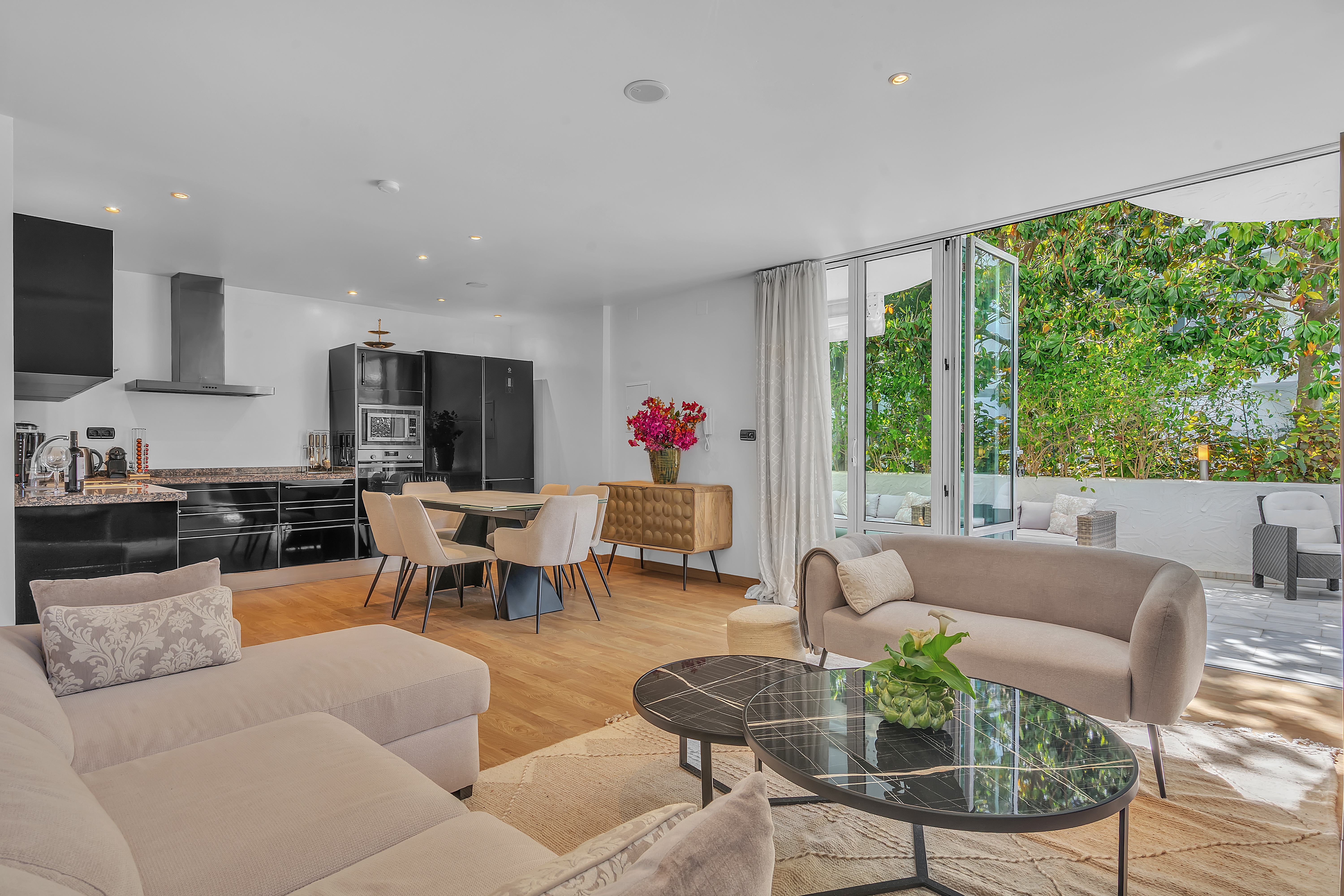 Villa Llevant Alicate Marbella: Luxury 2-Bedroom Villa with Sea Views and Pool, Marbella
