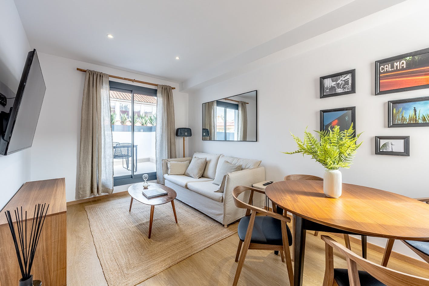 Villa Llevant Can Ros Les Corts: Luxury 4-Bedroom Villa with Air-Con and Family-Friendly Amenities, Barcelona