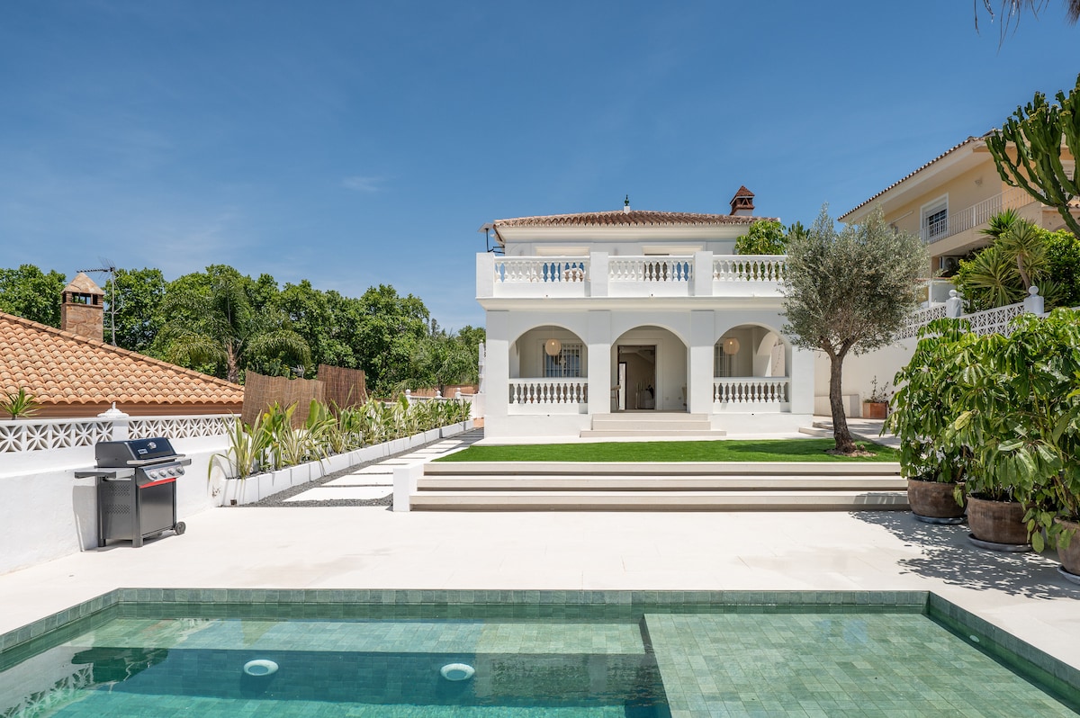 Villa Llevant Cortijo Nagüeles Marbella: Luxury 5-Bedroom Villa with Private Pool and Sea Views, Marbella