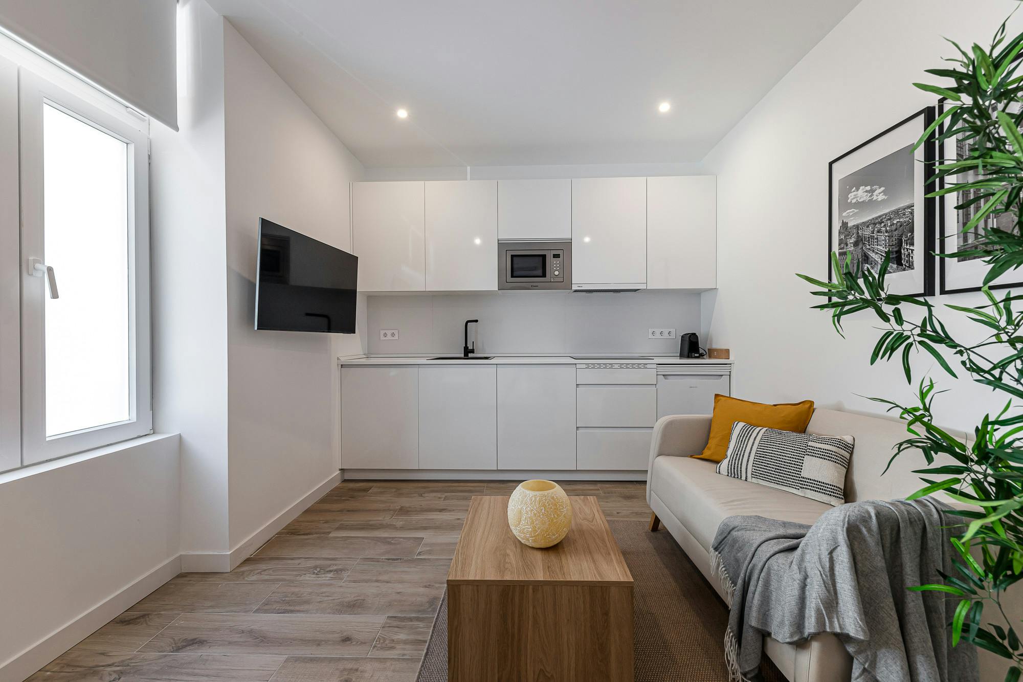 Villa Llevant Jerónimos Madrid: Luxury 2-Bedroom Villa with Spa and Private Parking, Madrid Salamanca