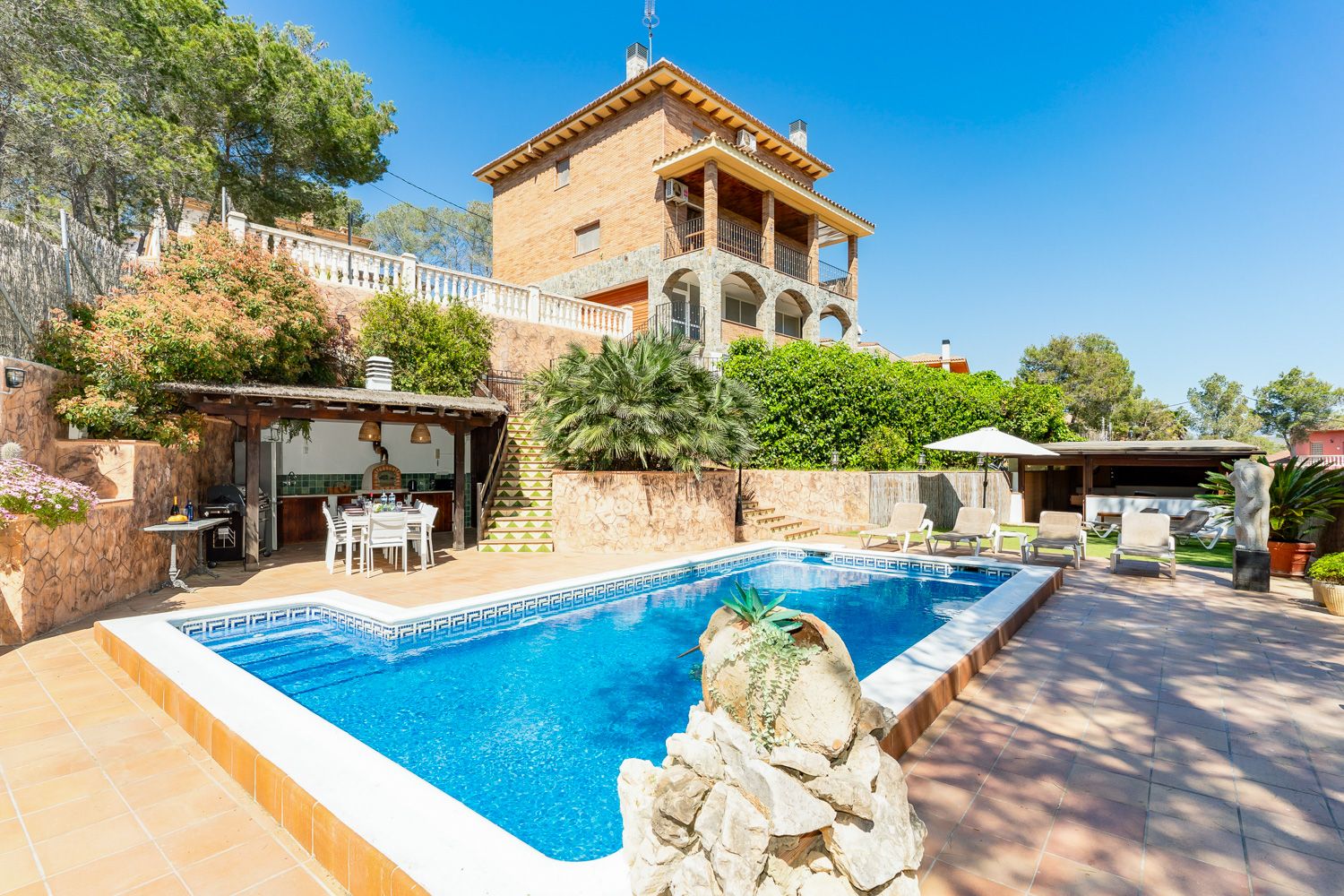 Villa Lluna Plana Olivella: 4-Bedroom Villa with Heated Pool, Hot Tub & Spa near Sitges,
