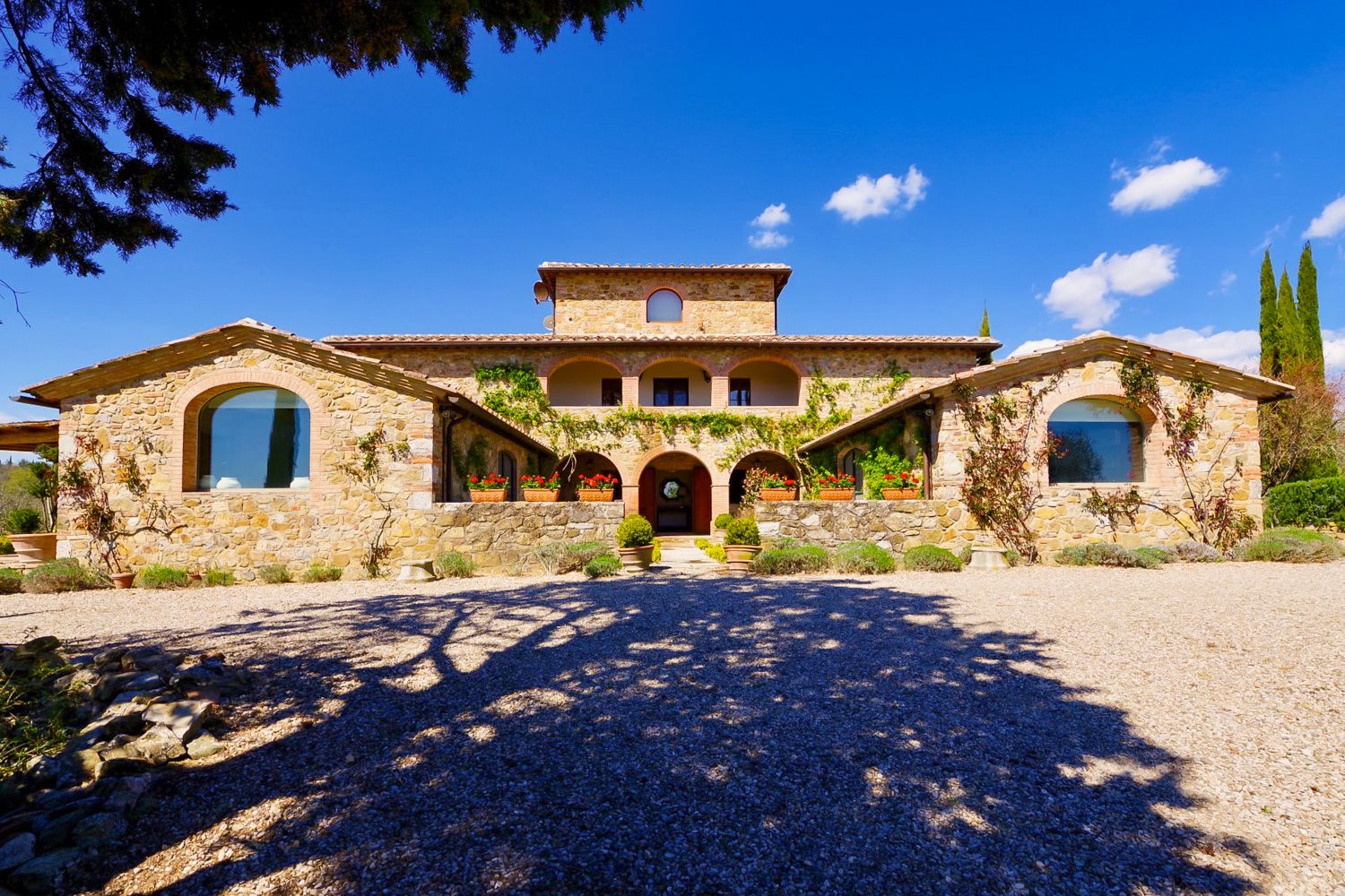 Villa Luminosa Gusme Chianti: 4-Bedroom Private Estate Villa with Pool and Spa in Chianti,