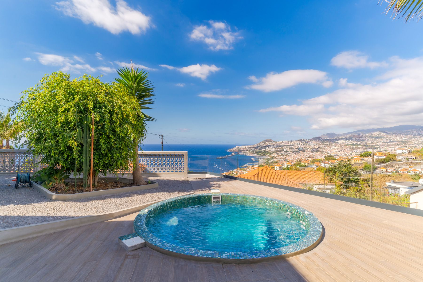 Villa Maré Barreirinha Funchal: 4-Bedroom Vintage Sea View Villa with Heated Pool in Funchal