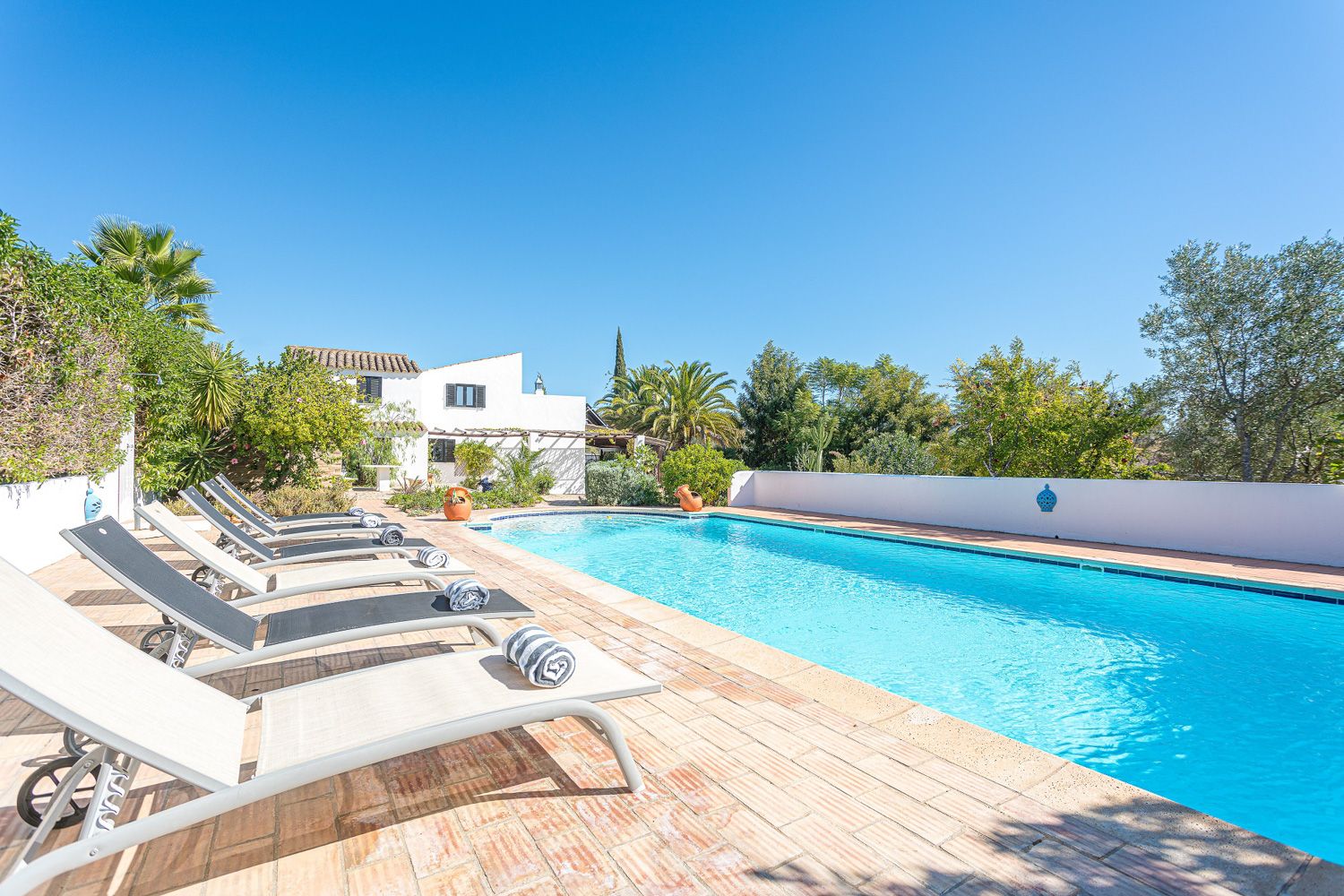 Villa Maré Fuzeta Olhão: 4-Bedroom Villa with Private Tennis Court, Heated Pool & Spa