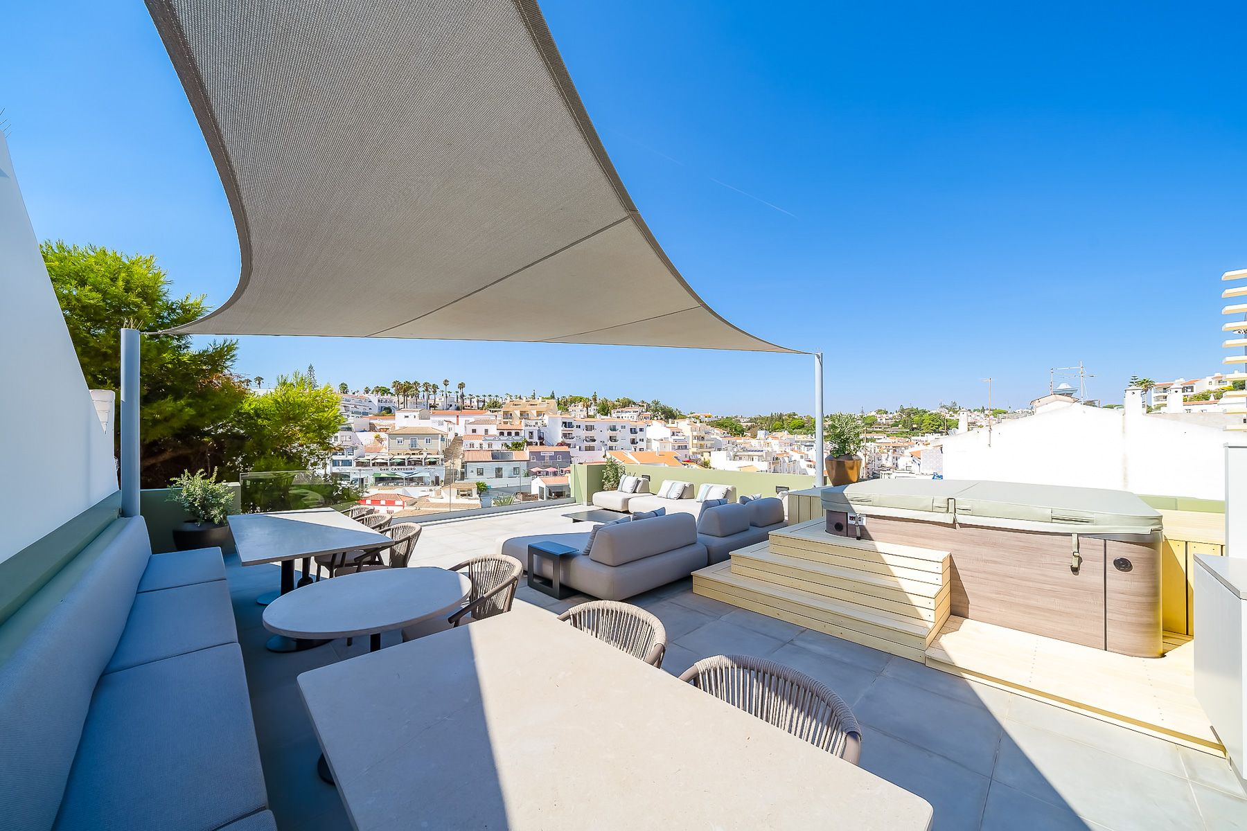 Villa Marésia Algar Carvoeiro: 2-Bedroom Penthouse with Ocean Views and Hot Tub in Carvoeir