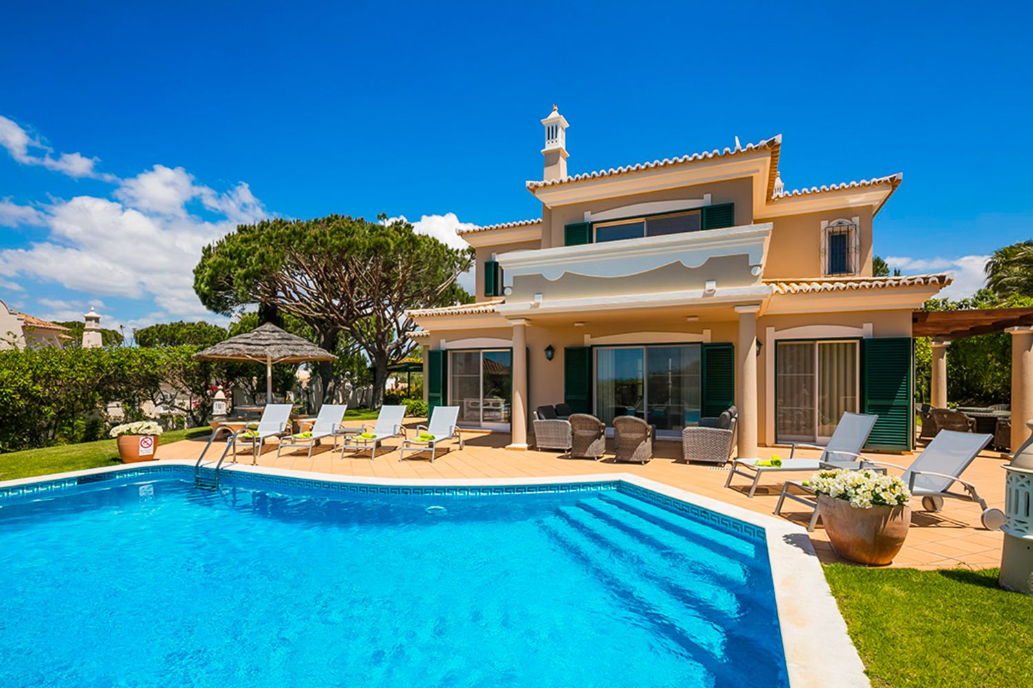 Villa Marfim Garrão Lobo: 3-Bedroom Beachfront Villa with Heated Pool & Sea Views in V