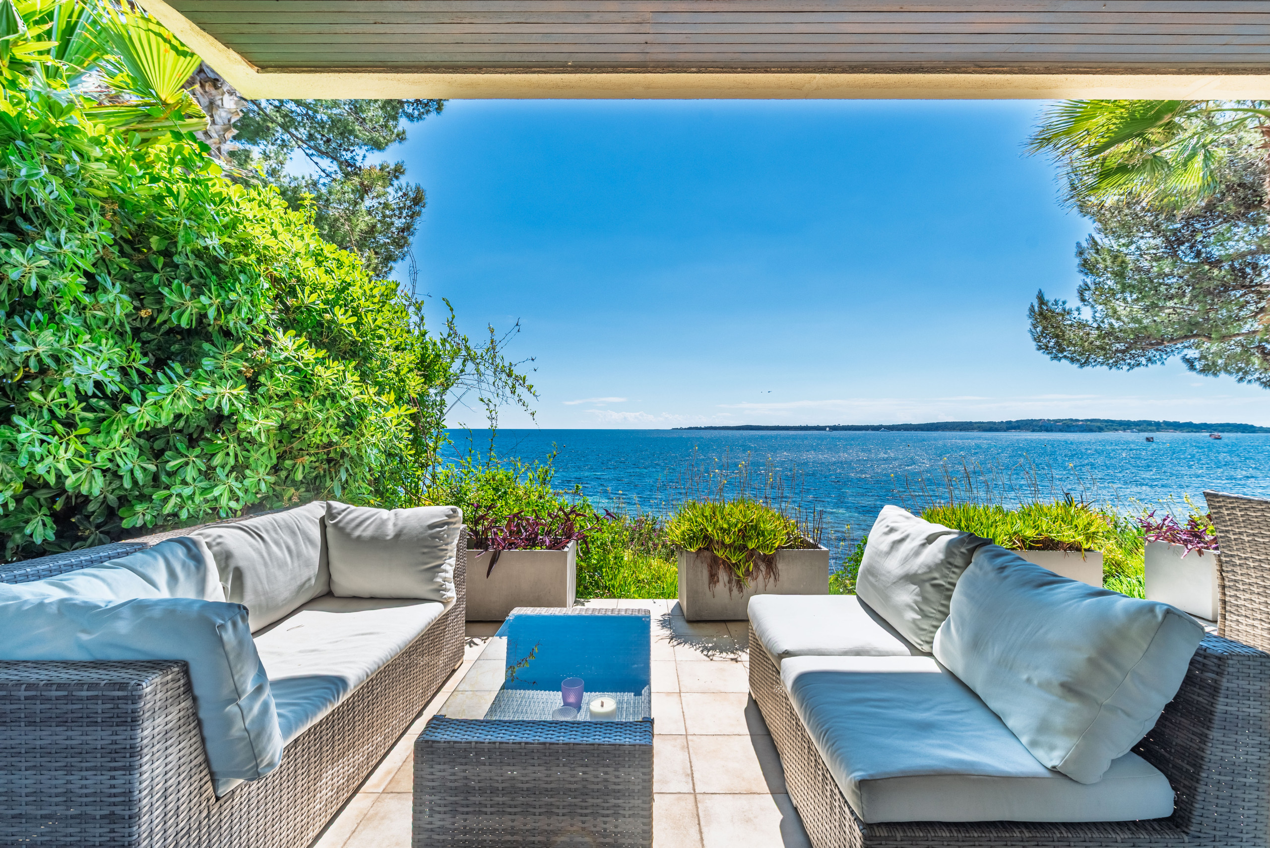 Villa Marin Cisteil Cannes: Luxury 2-Bedroom Apartment with Sea View and Beachfront Access, Cannes