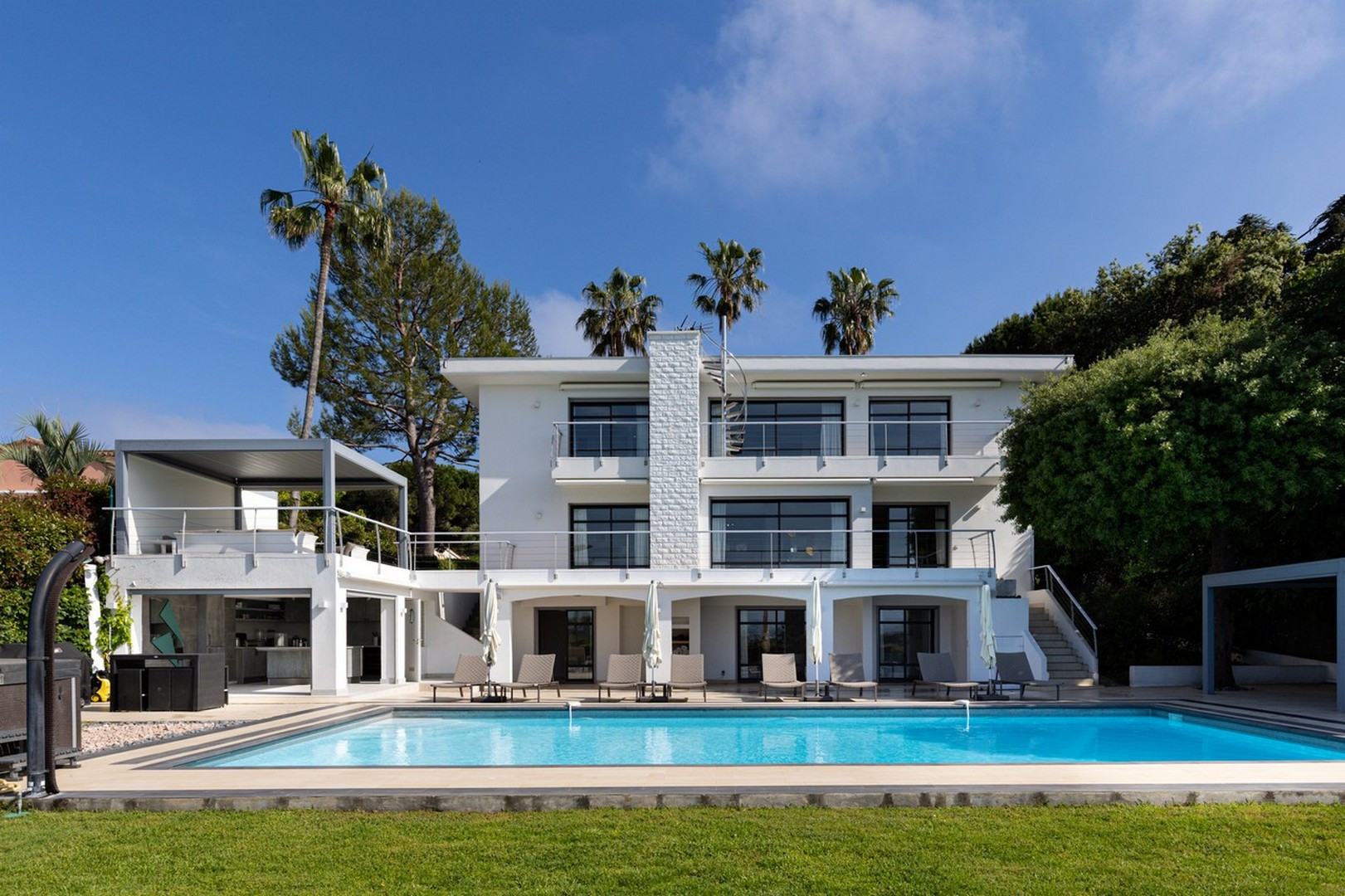 Villa Marin Nacré Garoupe Antibes: Luxury 5-Bedroom Villa with Private Pool and Sea Views, Antibes