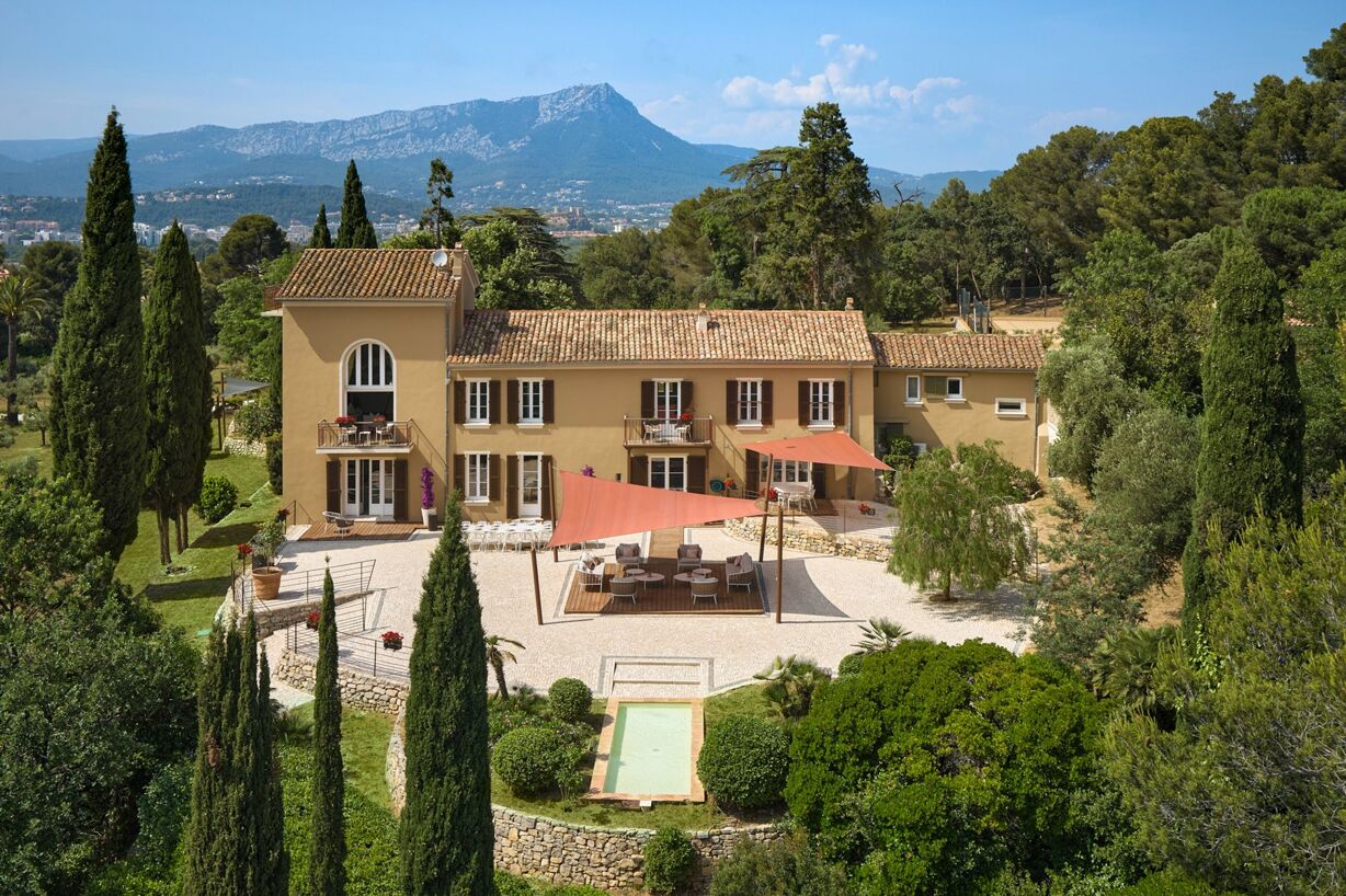 Villa Marin Oleandro Toulon: Luxury 11-Bedroom Villa with Pool, Tennis Court and Sea Views, Toulon