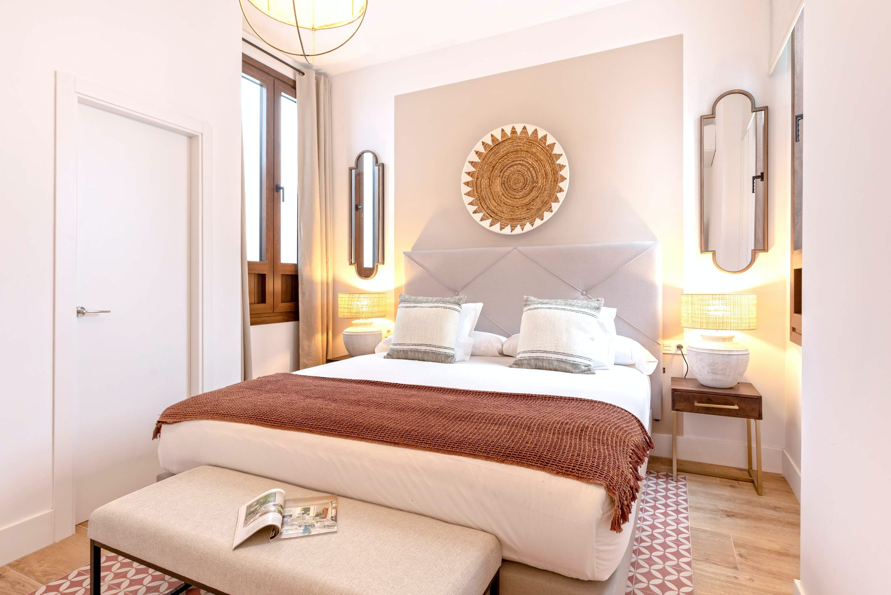 Villa Mestral Arenal Sevilla: Luxury 2-Bedroom Villa with Spa and Private Parking, Sevilla