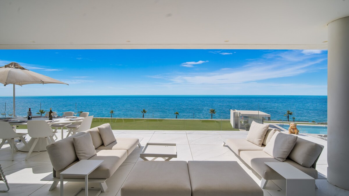 Villa Mestral Arroyo Estepona: Luxury 4-Bedroom Apartment with Infinity Pool and Sea Views, Estepona