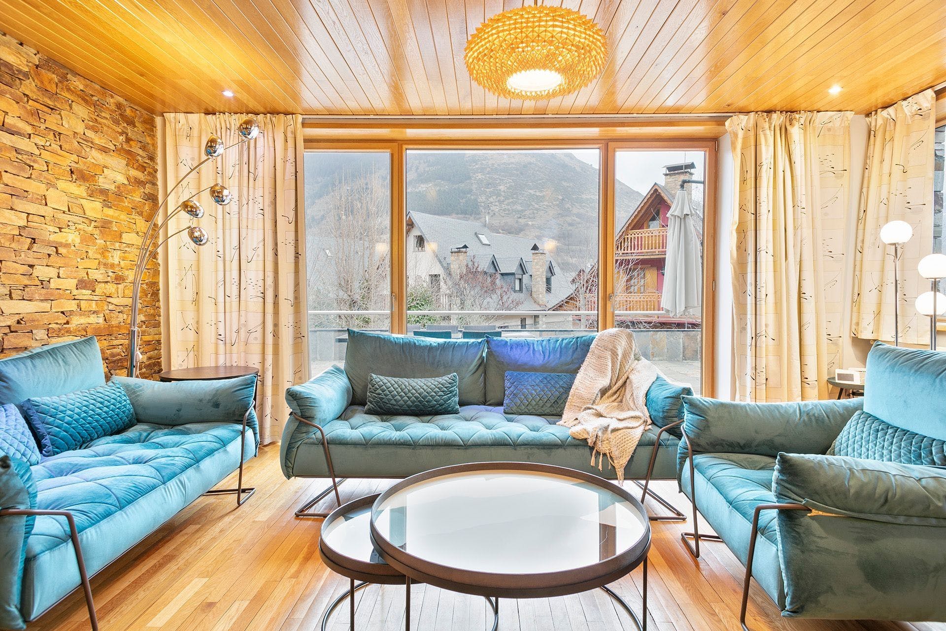 Villa Mestral Bossòst Valdaran: Spacious 5-Bedroom Apartment with Hot Tub and Ski Access, Val d’Aran