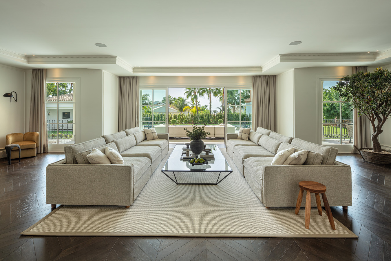 Villa Mestral Cabopino Marbella: Luxury 6-Bedroom Villa with Private Pool and Sea Views, Marbella