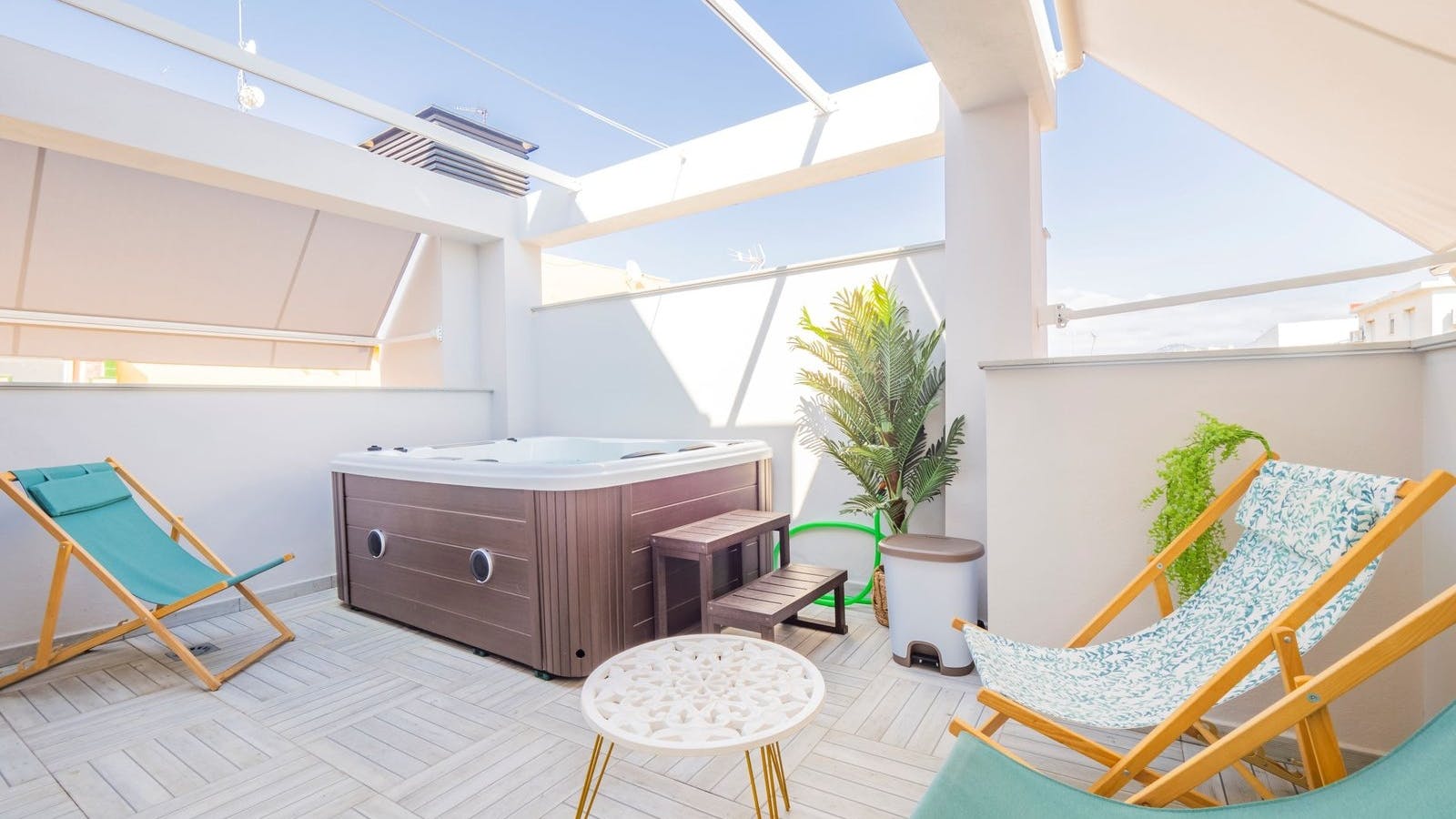Villa Mestral Caleta Torre del Mar: Luxury 4-Bedroom Apartment with Hot Tub and Sea Views, Axarquia