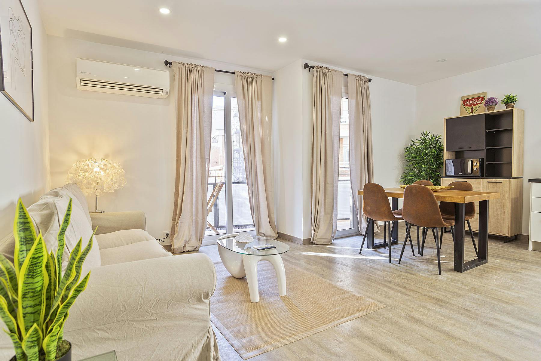 Villa Mestral Can Ros Sants: Charming 2-Bedroom Townhouse with Spa and Air-Con, Sants-Les Corts Barcelona