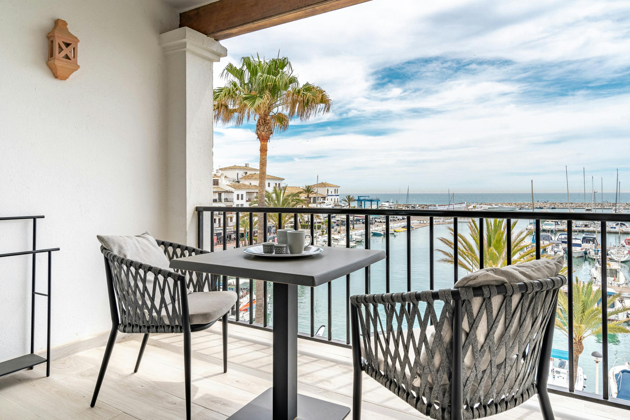Villa Mestral Cancelada Estepona: Spacious 3-Bedroom Penthouse with Sea Views and Private Parking, Estepona