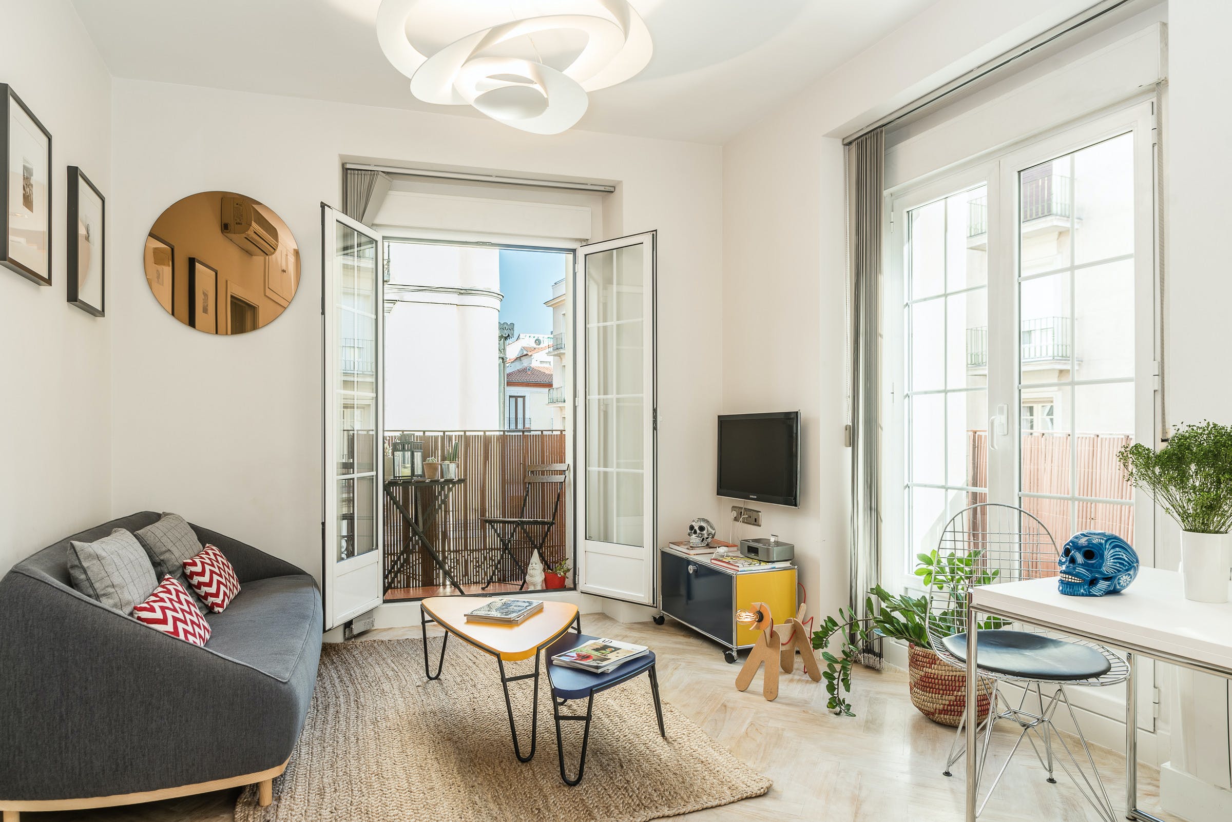 Villa Mestral Fuencarral Madrid: Luxury 1-Bedroom Apartment with Spa and Private Parking in Chueca, Madrid