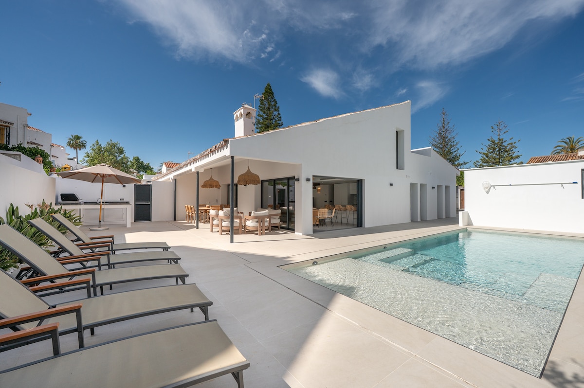 Villa Amanecer Las Chapas San Pedro de Alcántara: Luxury 4-Bedroom Villa with Private Pool and Sea Views, San Pedro de Alcántara