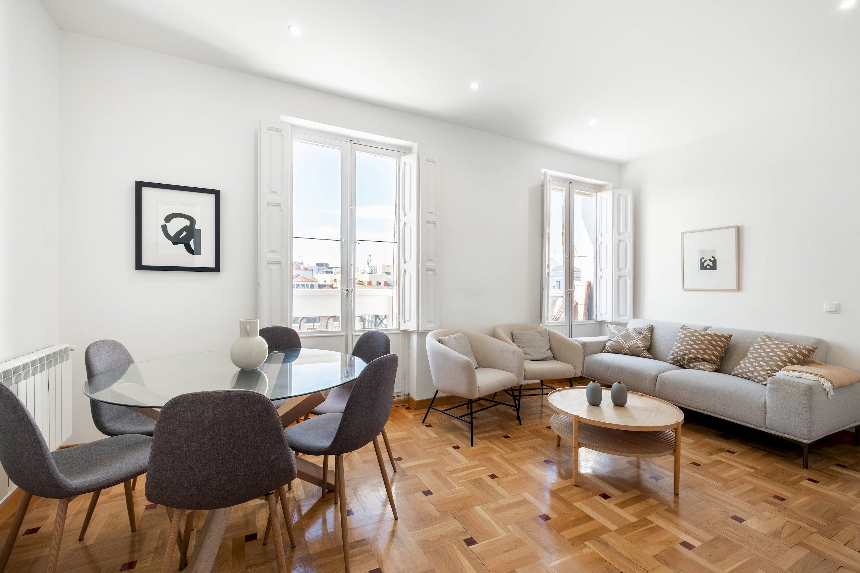 Villa Mestral Jerónimos Madrid: Luxury 4-Bedroom Apartment with Spa and Private Parking, Madrid Salamanca