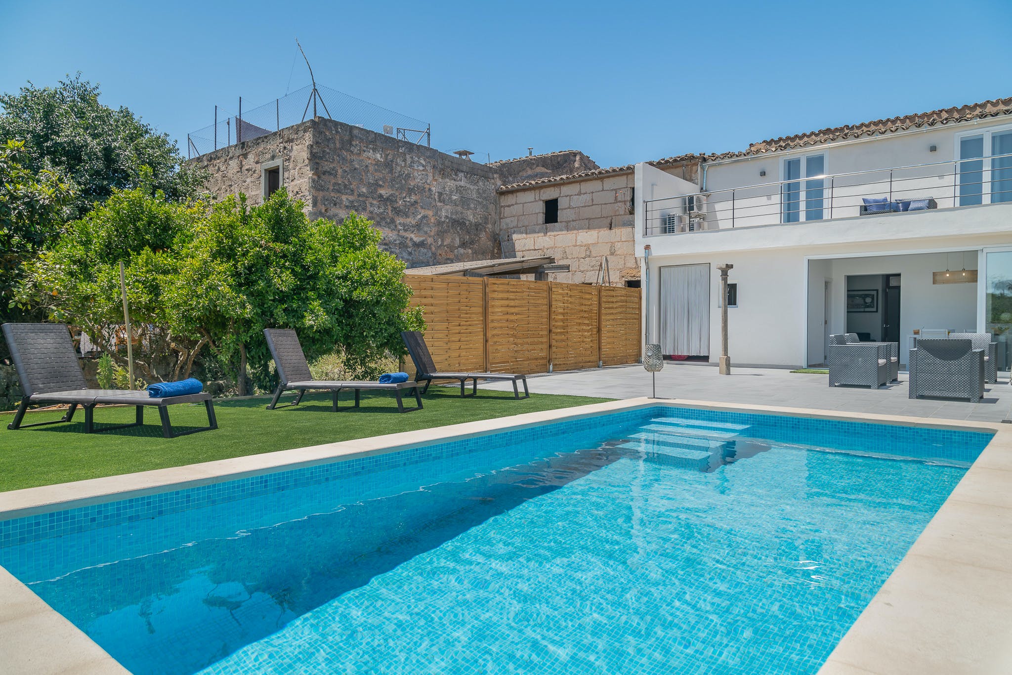 Villa Mestral Llubí Mallorca: Luxury 4-Bedroom Villa with Private Pool and Gym, Pla de Mallorca