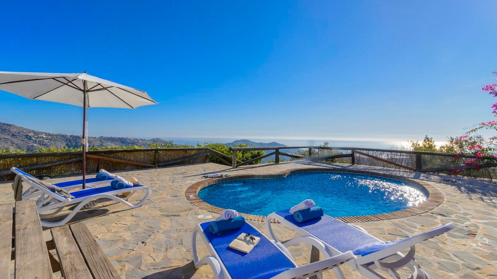 Villa Bochorno CalleCarabeo Nerja: Luxury 3-Bedroom Villa with Air-Con and Pool in Nerja, Malaga Region