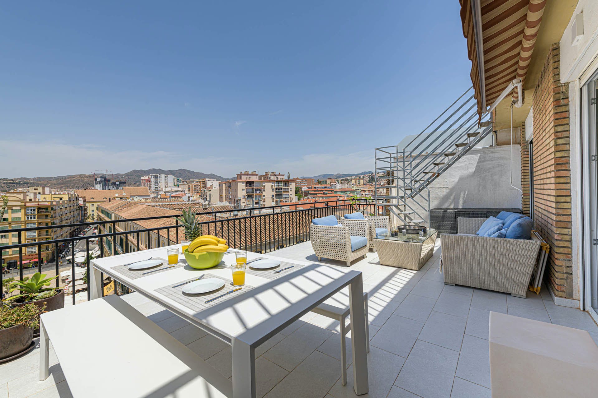 Villa Mestral Merced Malaga: Luxury 2-Bedroom Apartment with Sea Views and Spa, Malaga Centro Historico