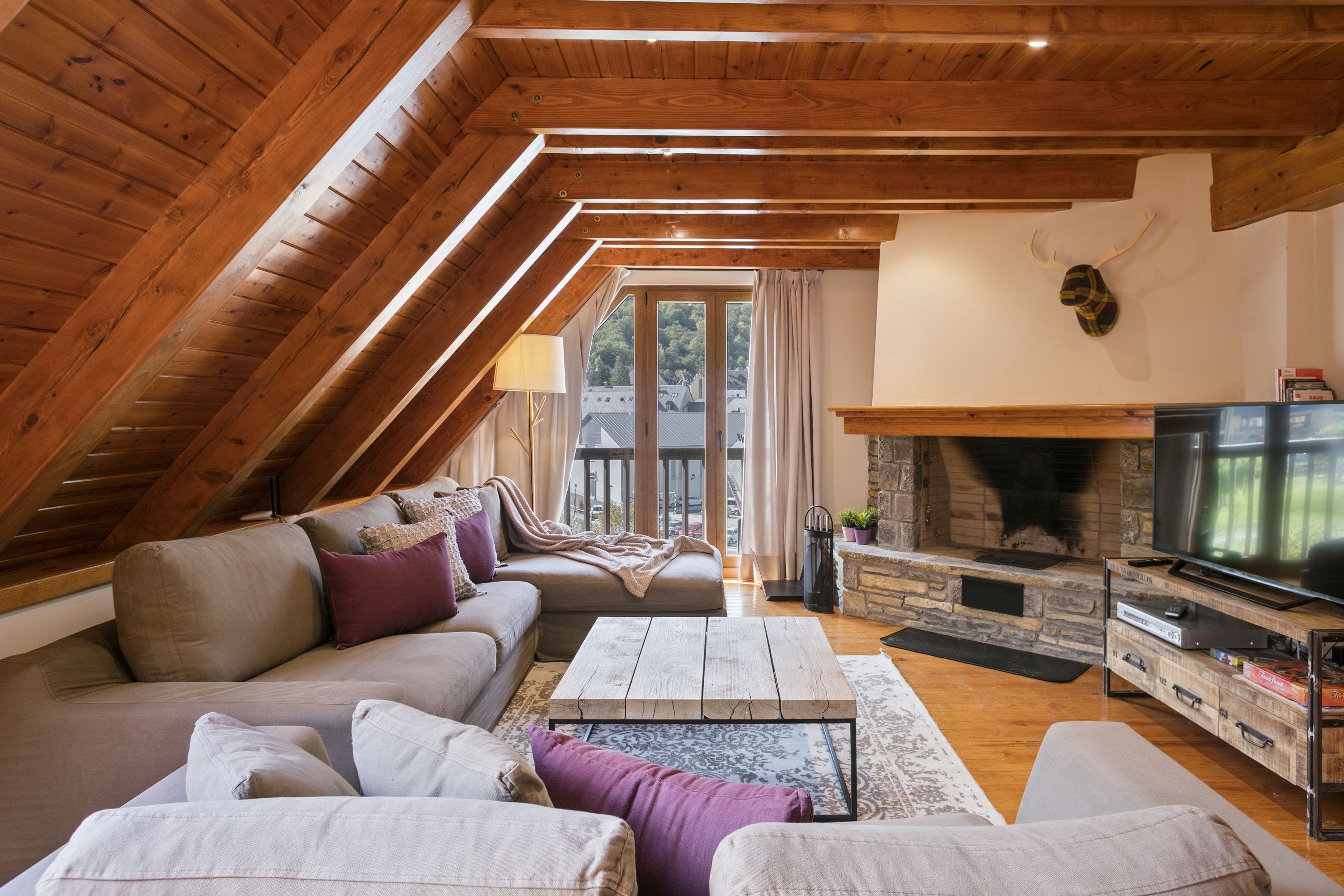 Villa Mestral Montcorbau Vielha: Spacious 4-Bedroom Apartment with Fireplace and Spa, Val d’Aran