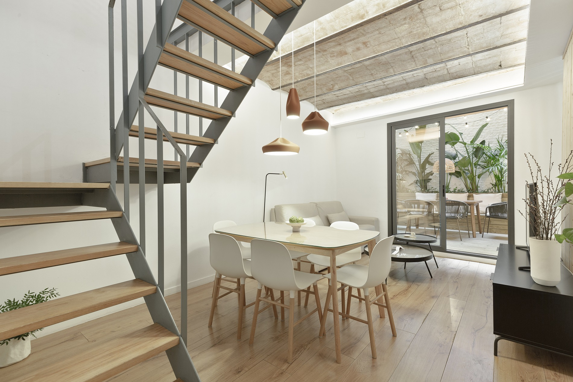 Villa Mestral Paral·lel Barcelona: Luxury 2-Bedroom Apartment with Spa and Air-Con, El Poble-Sec Barcelona