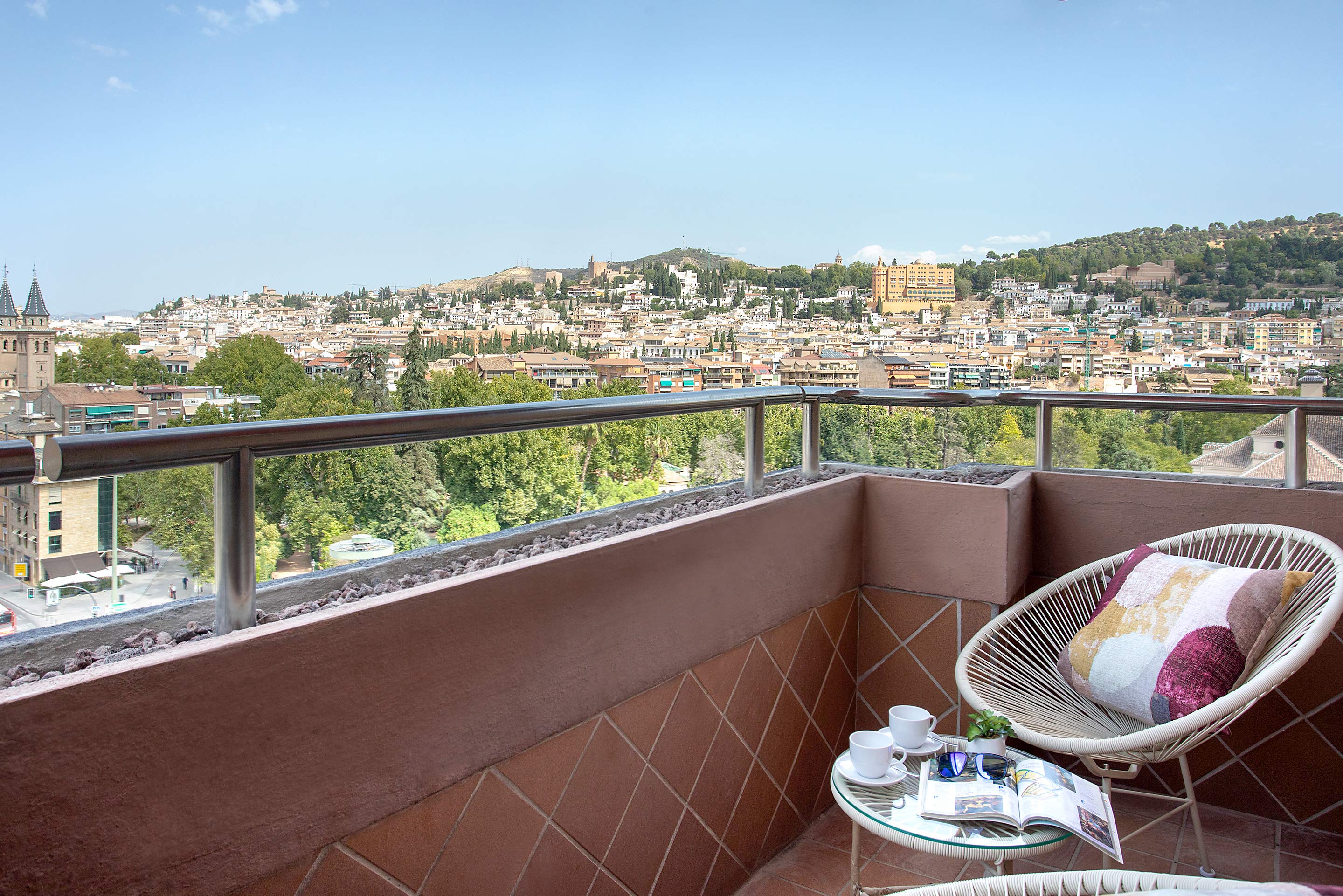 Villa Mestral Reale Granada: Luxury 4-Bedroom Apartment with Spa and Private Parking, Granada
