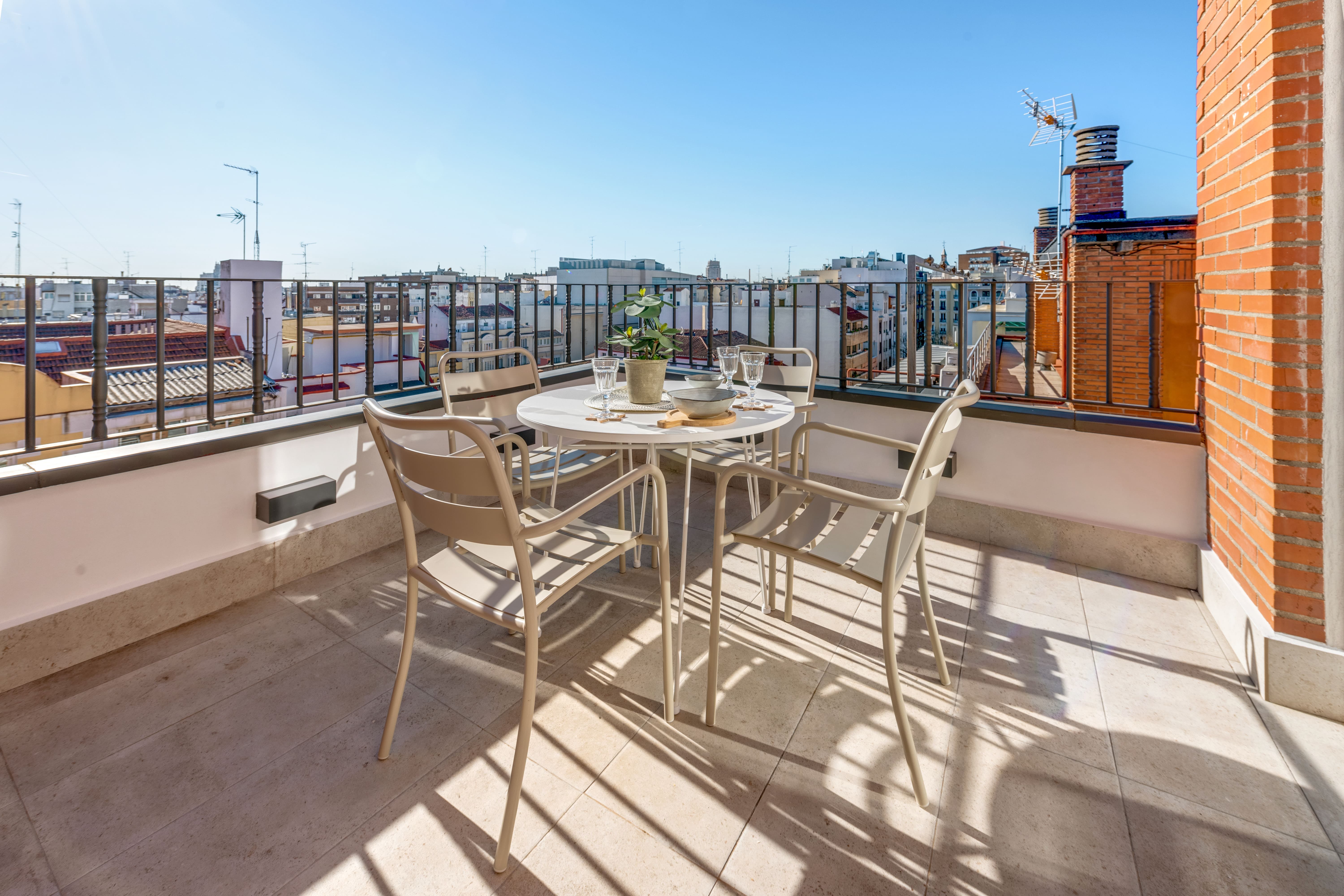 Villa Embate Castellana Chamberí: Luxury 2-Bedroom Apartment with Spa and Tennis Court, Madrid Chamberí