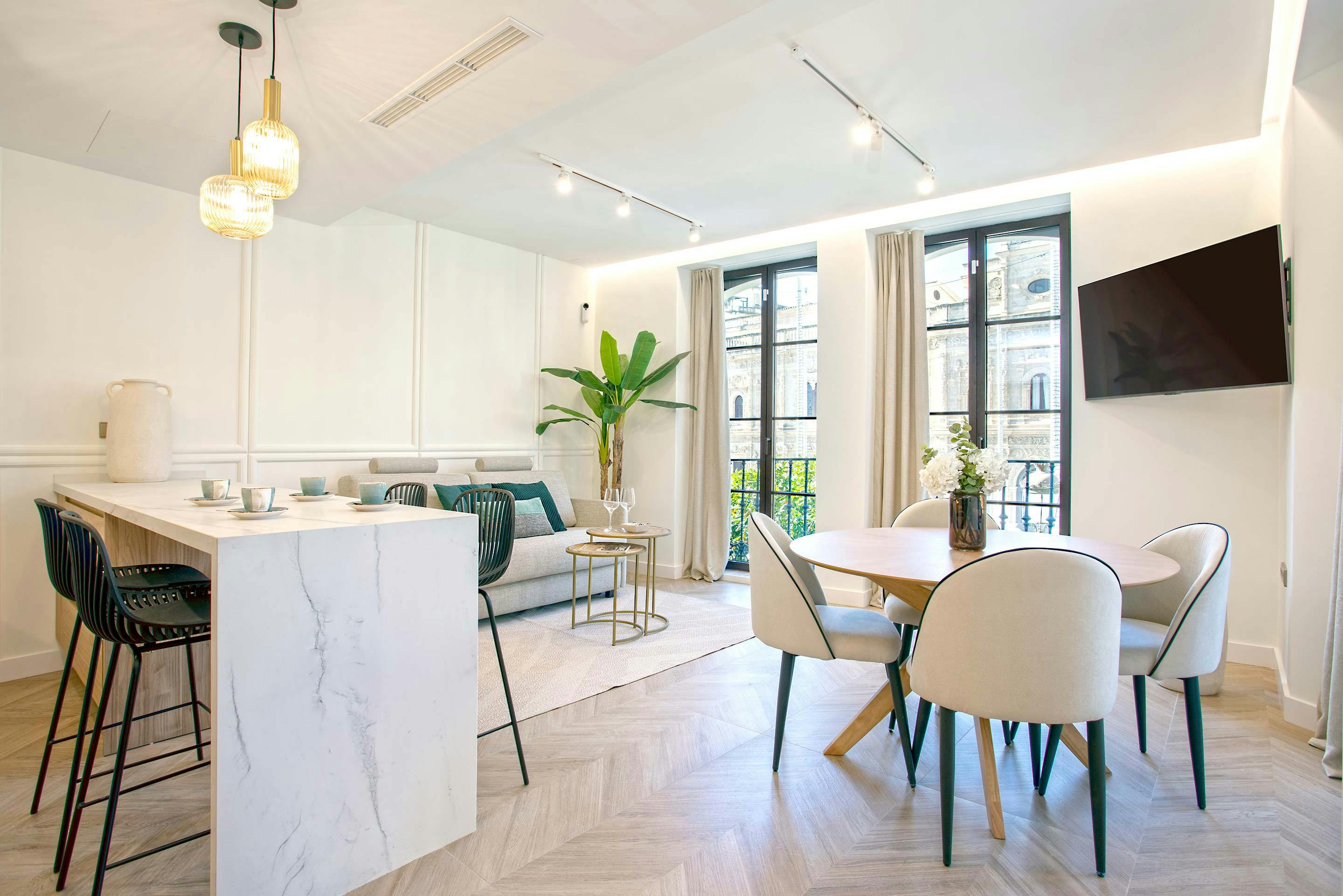 Villa Mestral San Julián Sevilla: Luxury 1-Bedroom Apartment with Air Conditioning and Family Features in Sevilla Centro