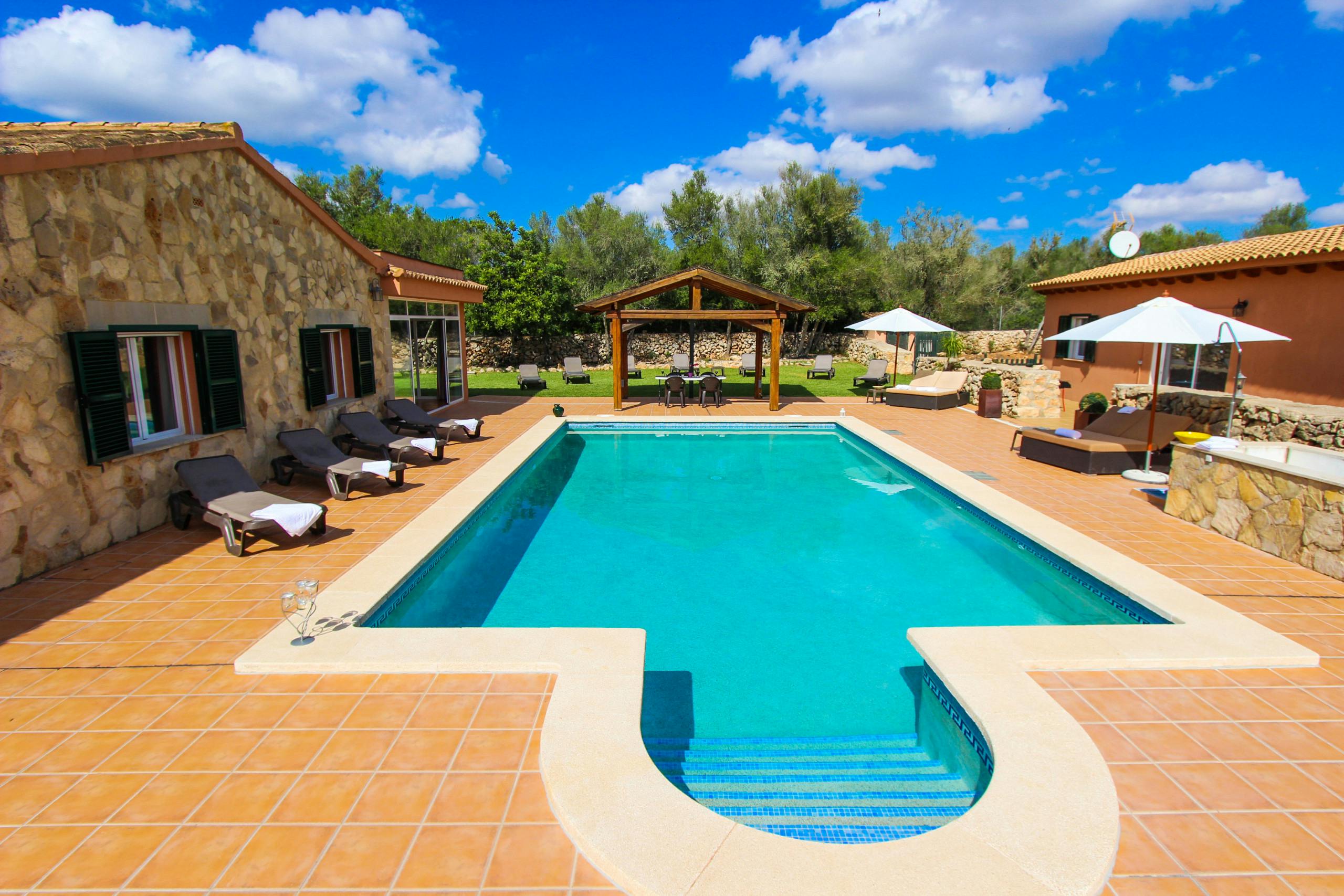 Villa Mestral Santuari Inca: Luxury 14-Bedroom Villa with Spa and Air Conditioning, Inca Mallorca