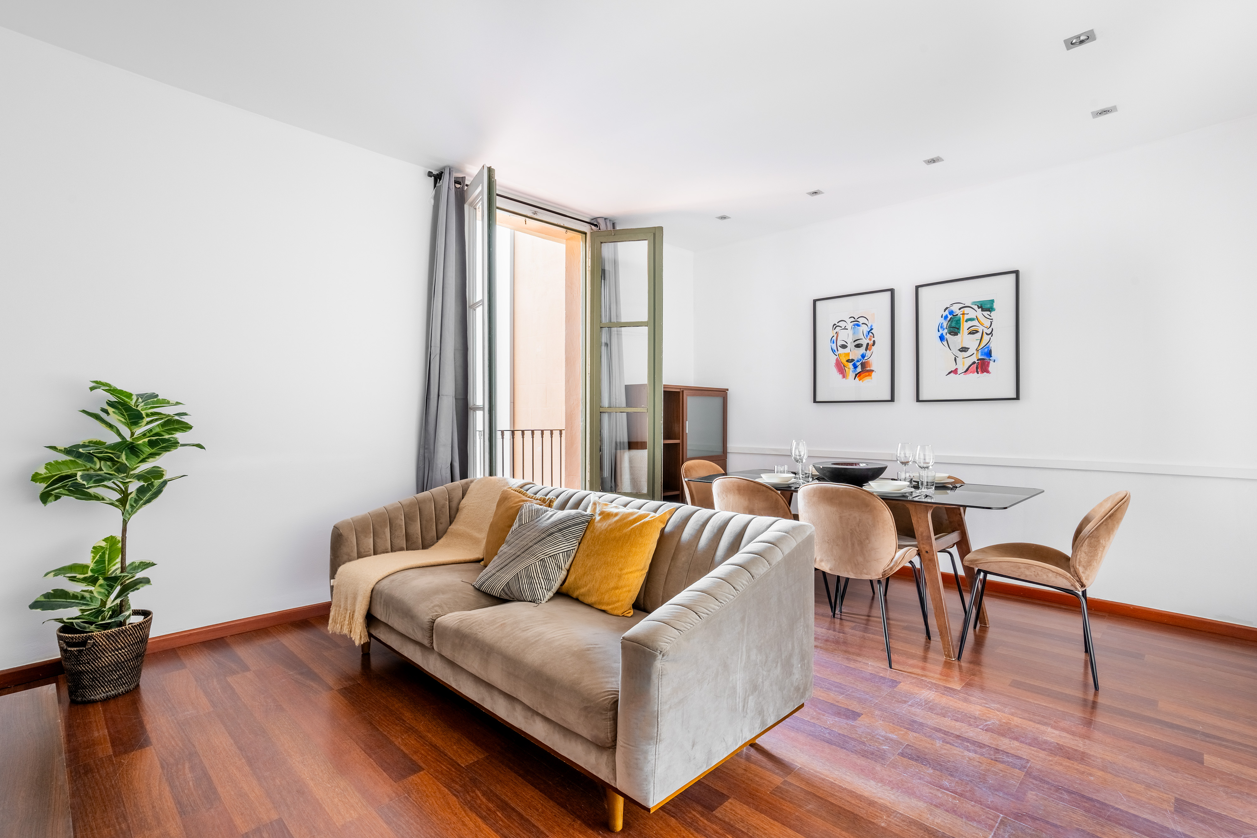 Villa Mestral Urquinaona Barcelona: Luxury 3-Bedroom Apartment with Sea View and Spa in Eixample, Barcelona