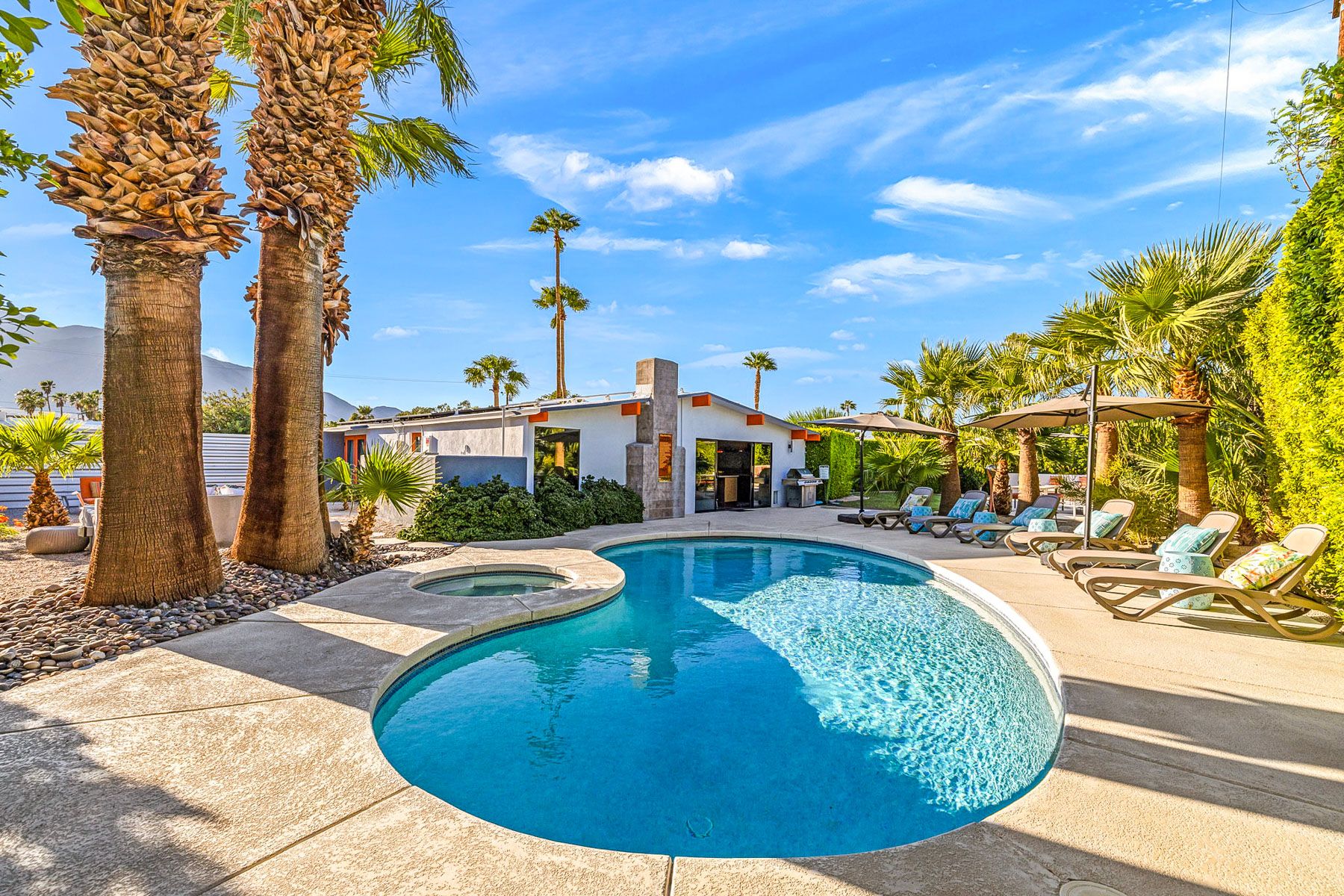 Villa Mirage Tahquitz PalmSprings: 3-Bedroom Mid-Century Modern Villa with Mountain Views in Pa