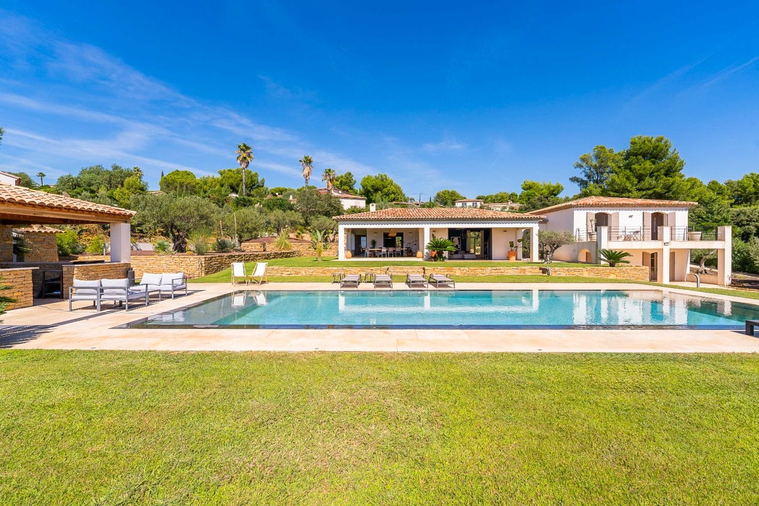 Villa Mistral Renécros Bandol: 6-Bedroom Beachfront Villa with Heated Pool and Vineyard Vie