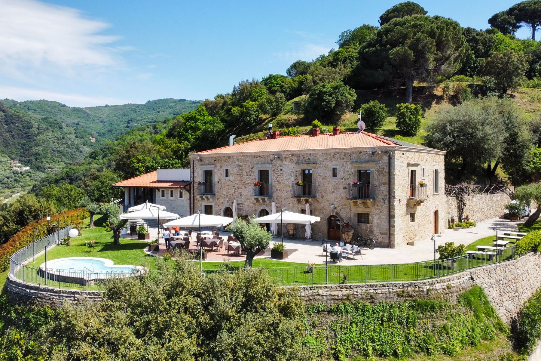 Villa Mitologo Brolo Ficarra: 14-Bedroom Historic Sicilian Estate with Sea Views and Spa i