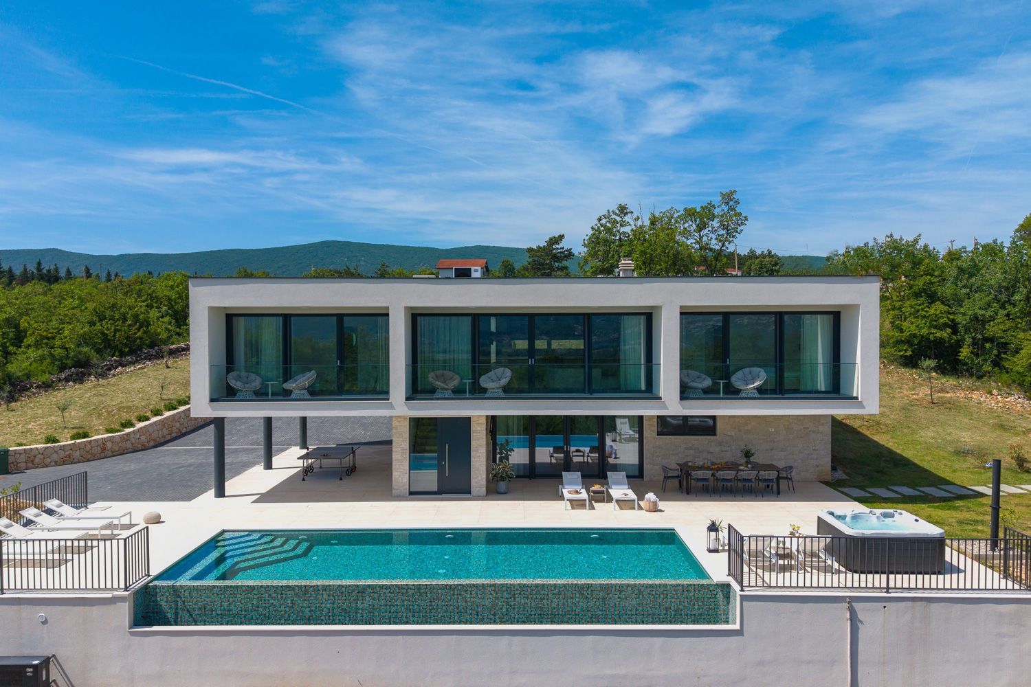 Villa Modrina Topana Imotski: 4 Bedroom Villa with Infinity Pool, Spa & Tennis Court in Im